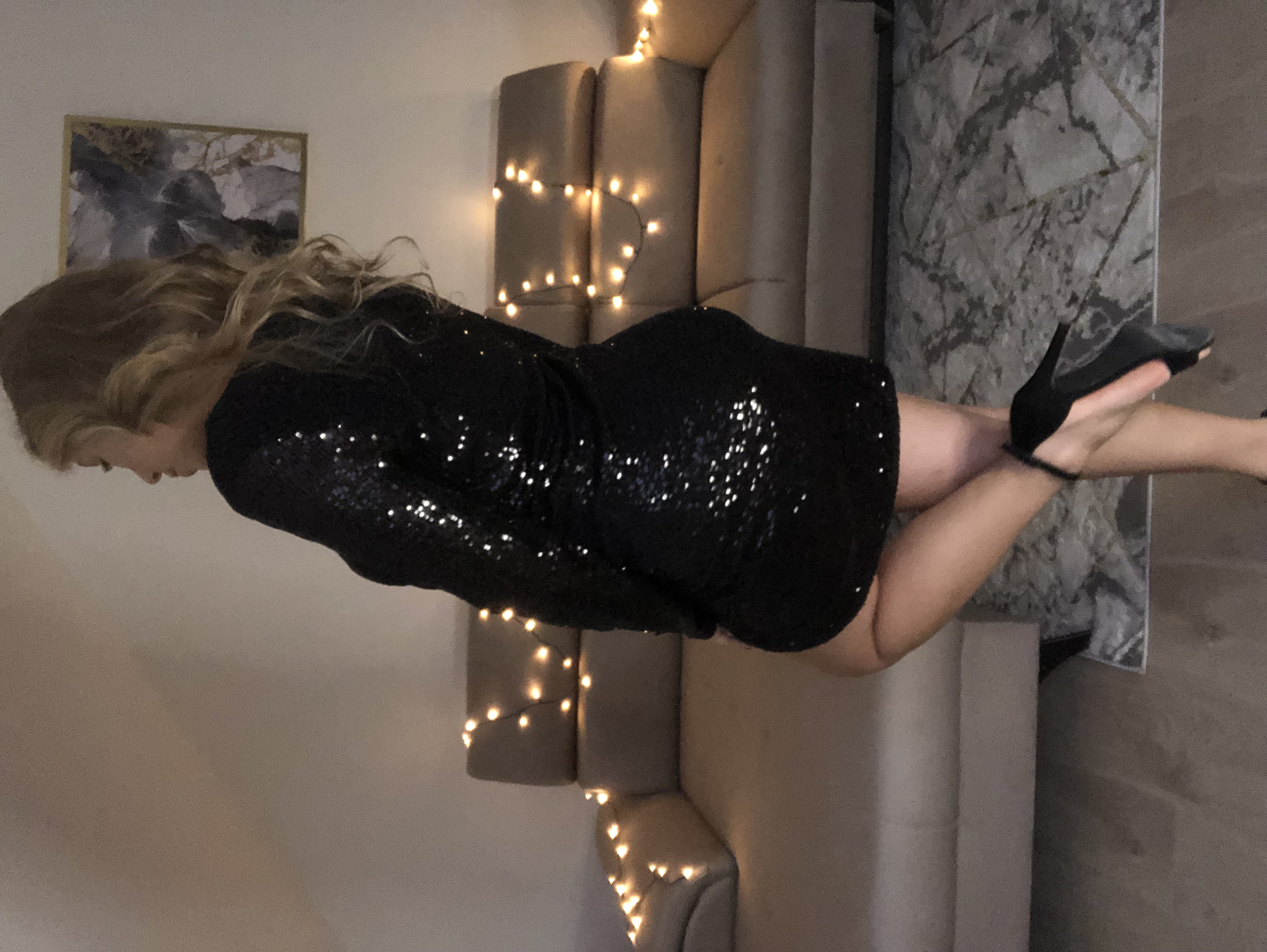 Czarna błyszcząca sukienka