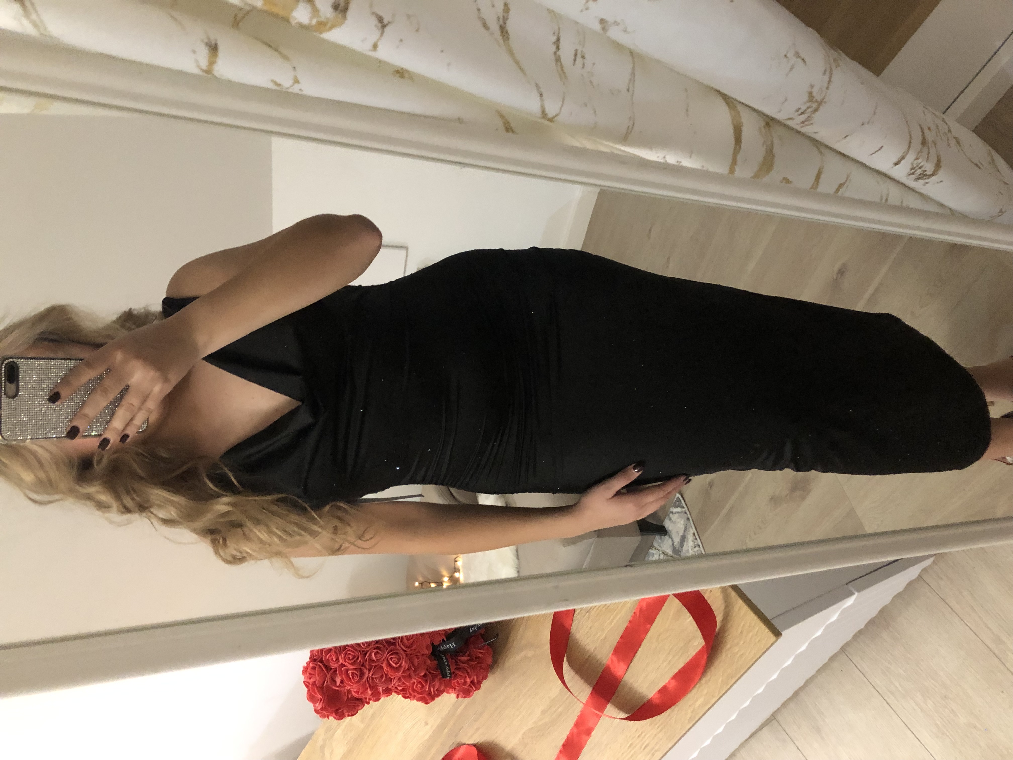 Czarna sukienka wieczorowa