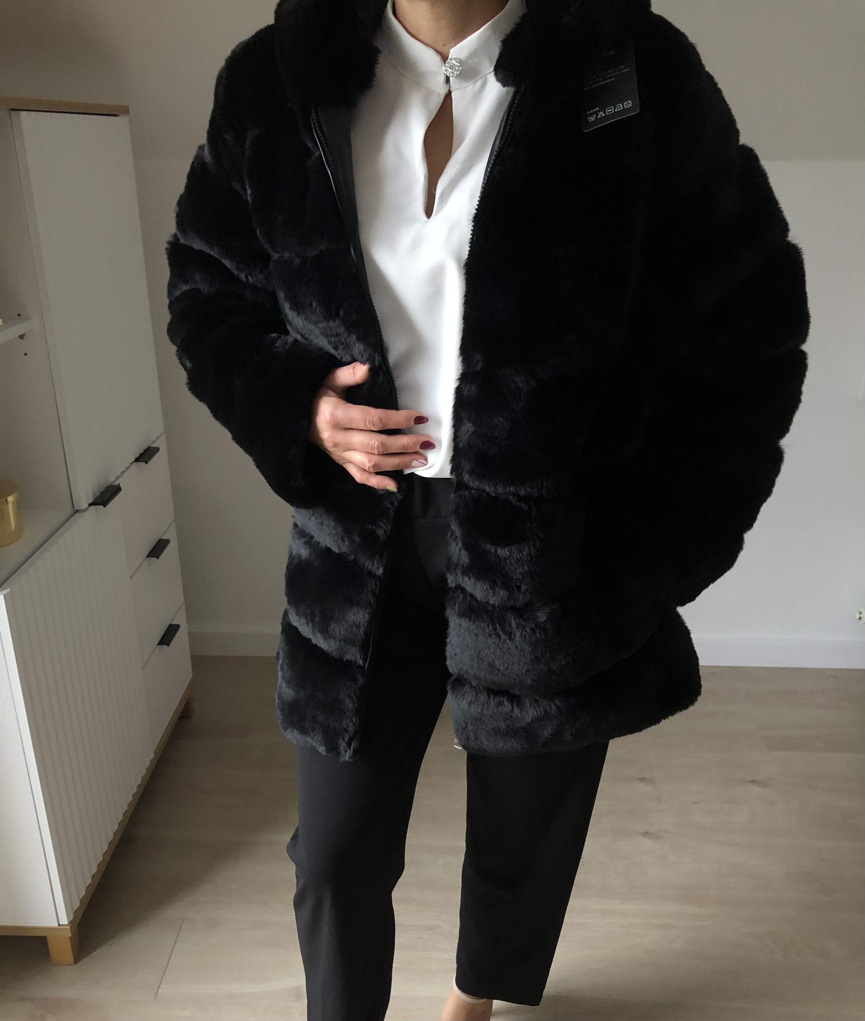 Czarna futrzana kurtka damska