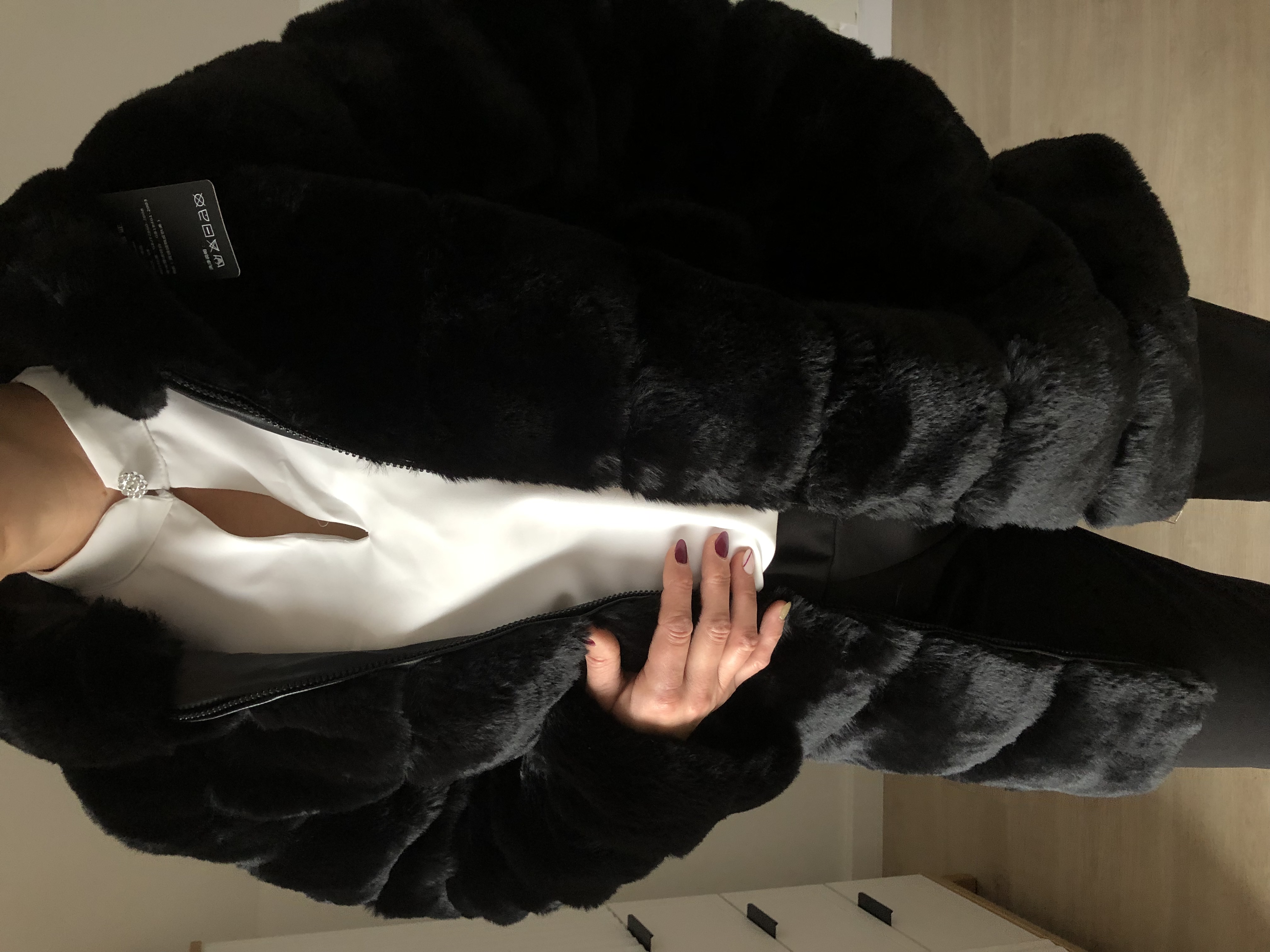 Czarna futrzana kurtka damska