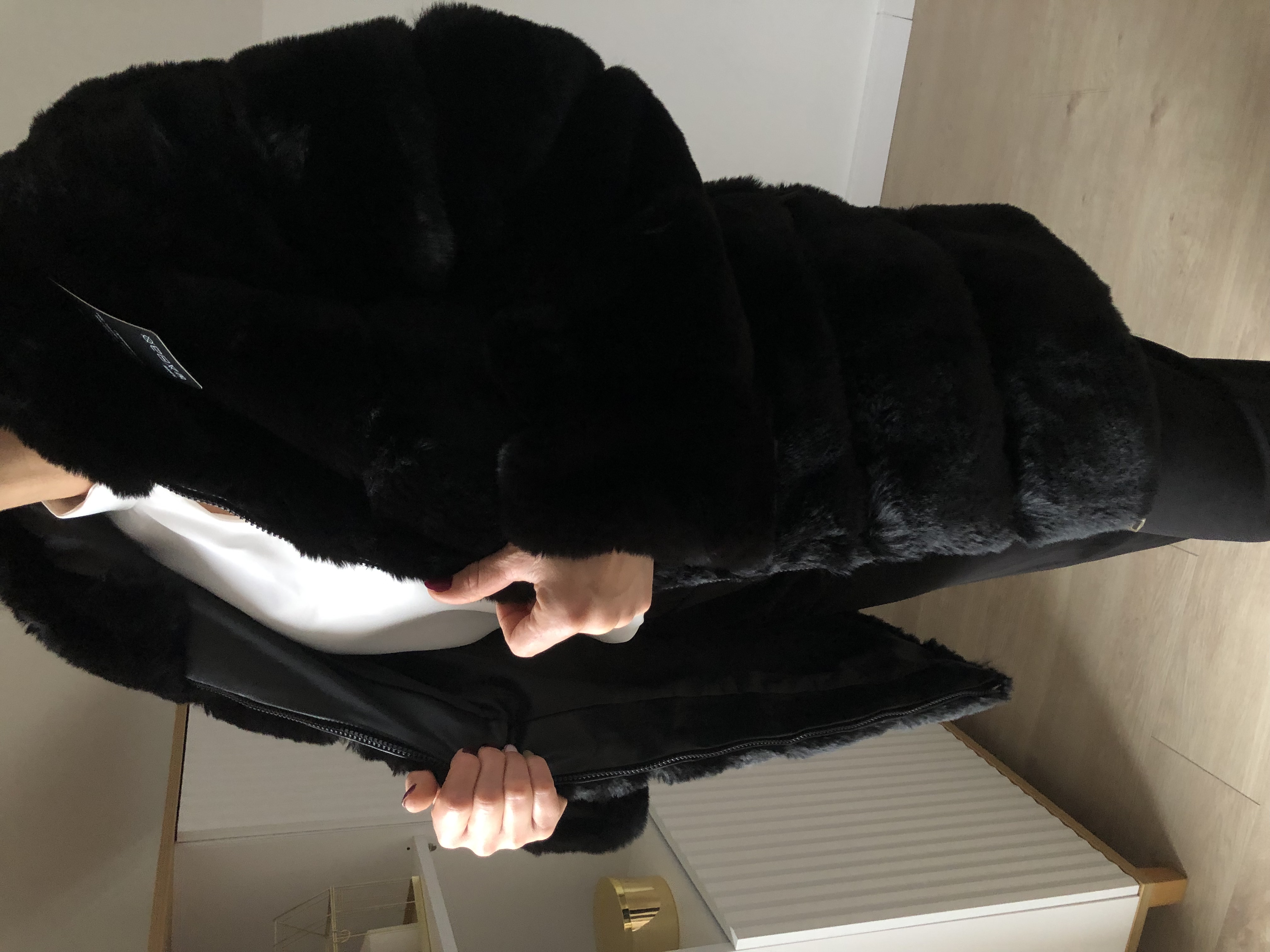 Czarna futrzana kurtka damska