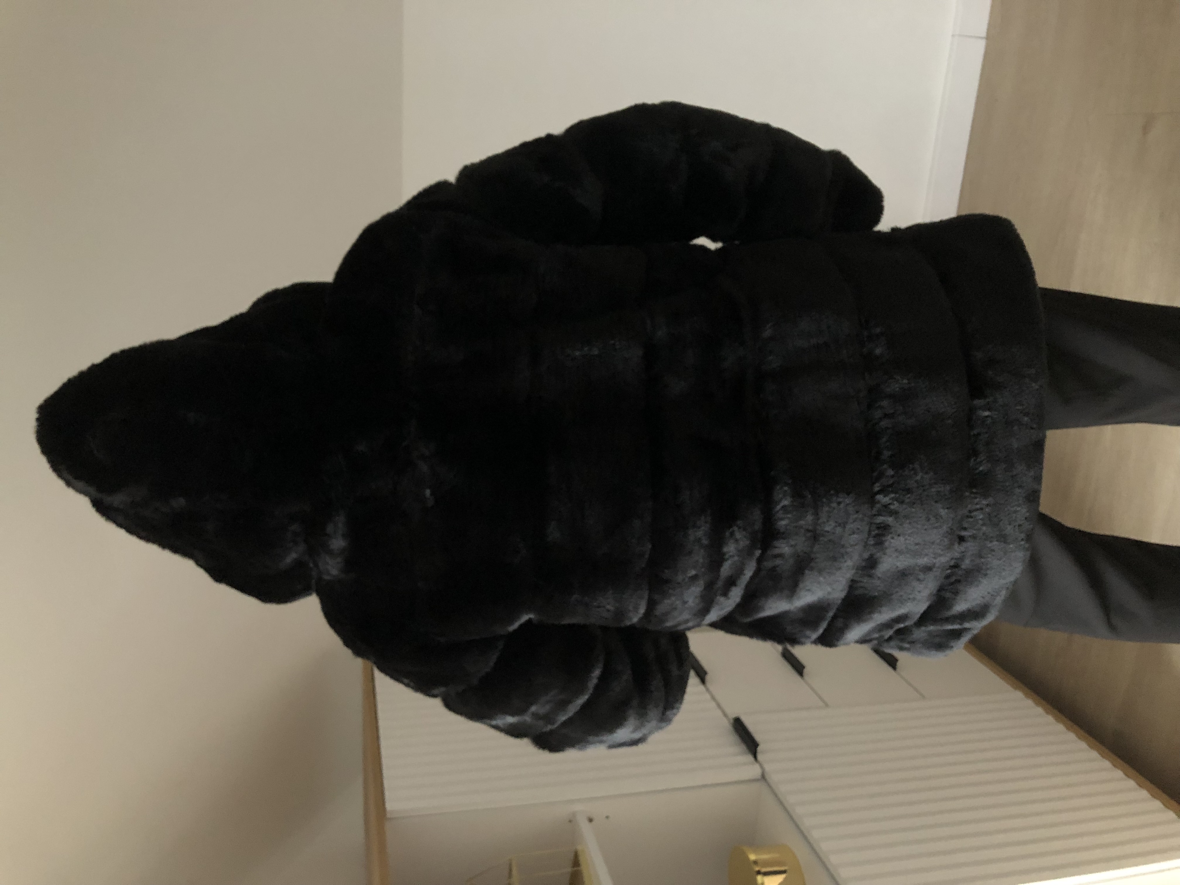 Czarna futrzana kurtka damska