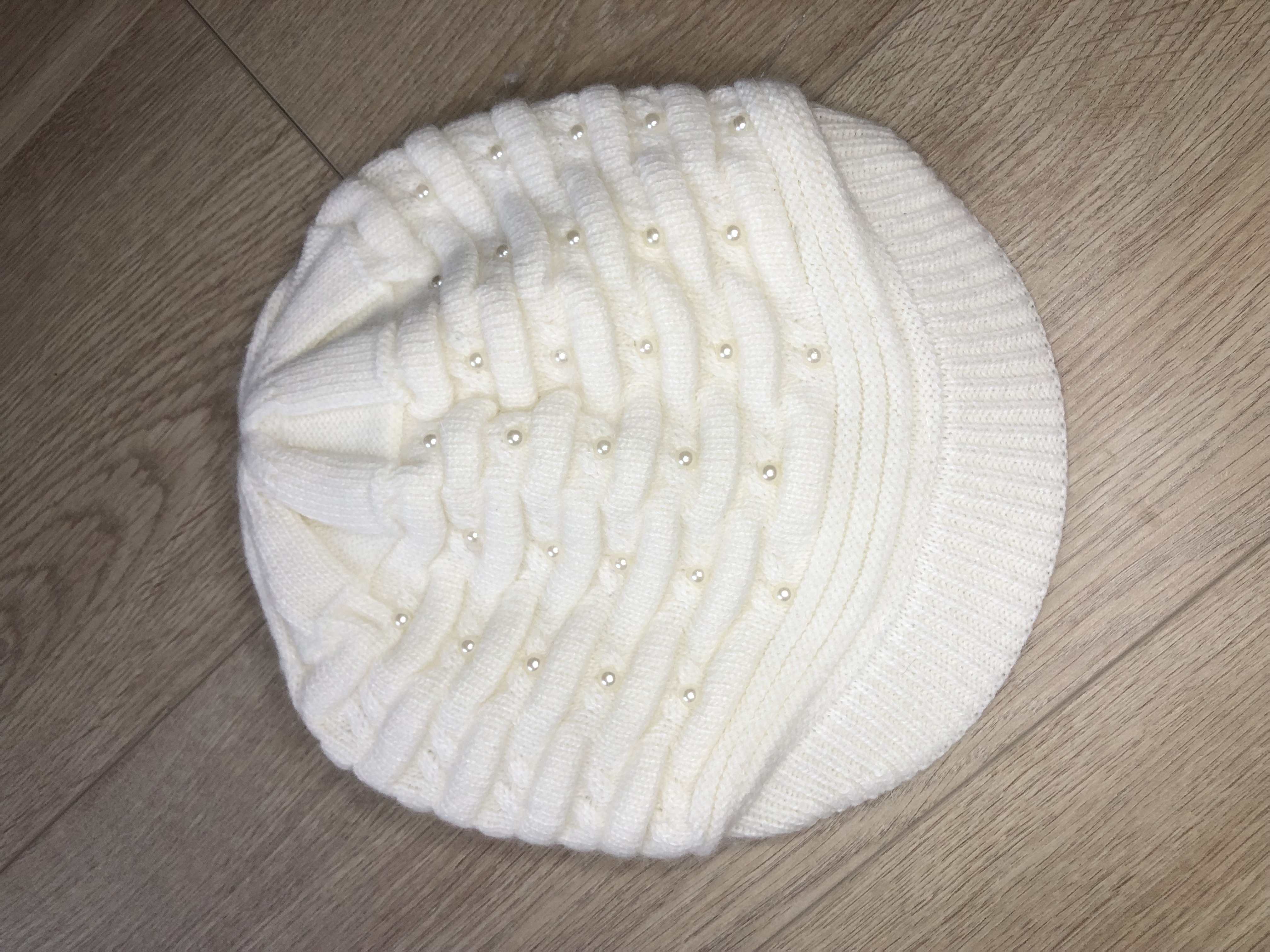 Biała czapka zimowa