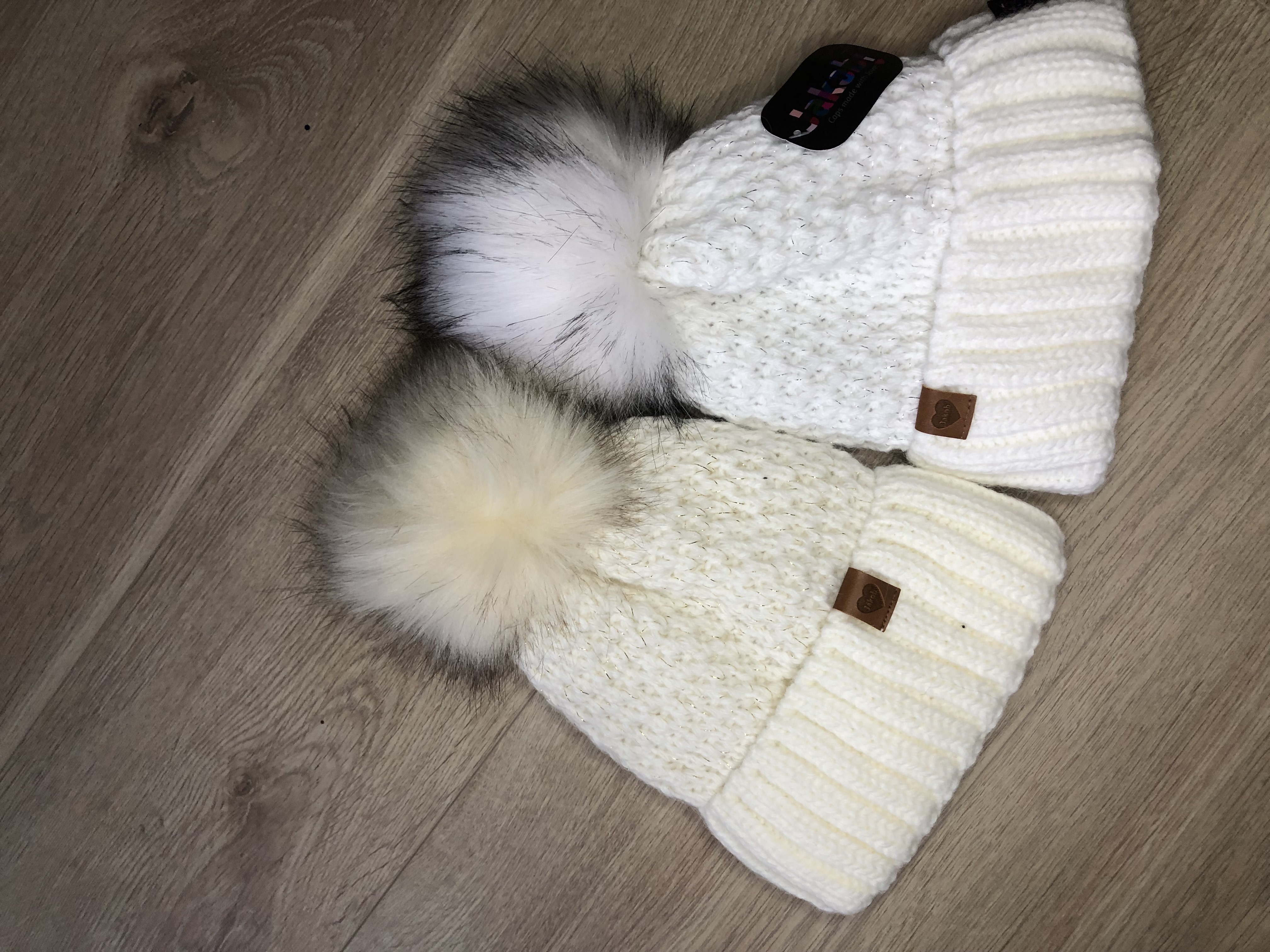 Białe czapki zimowe