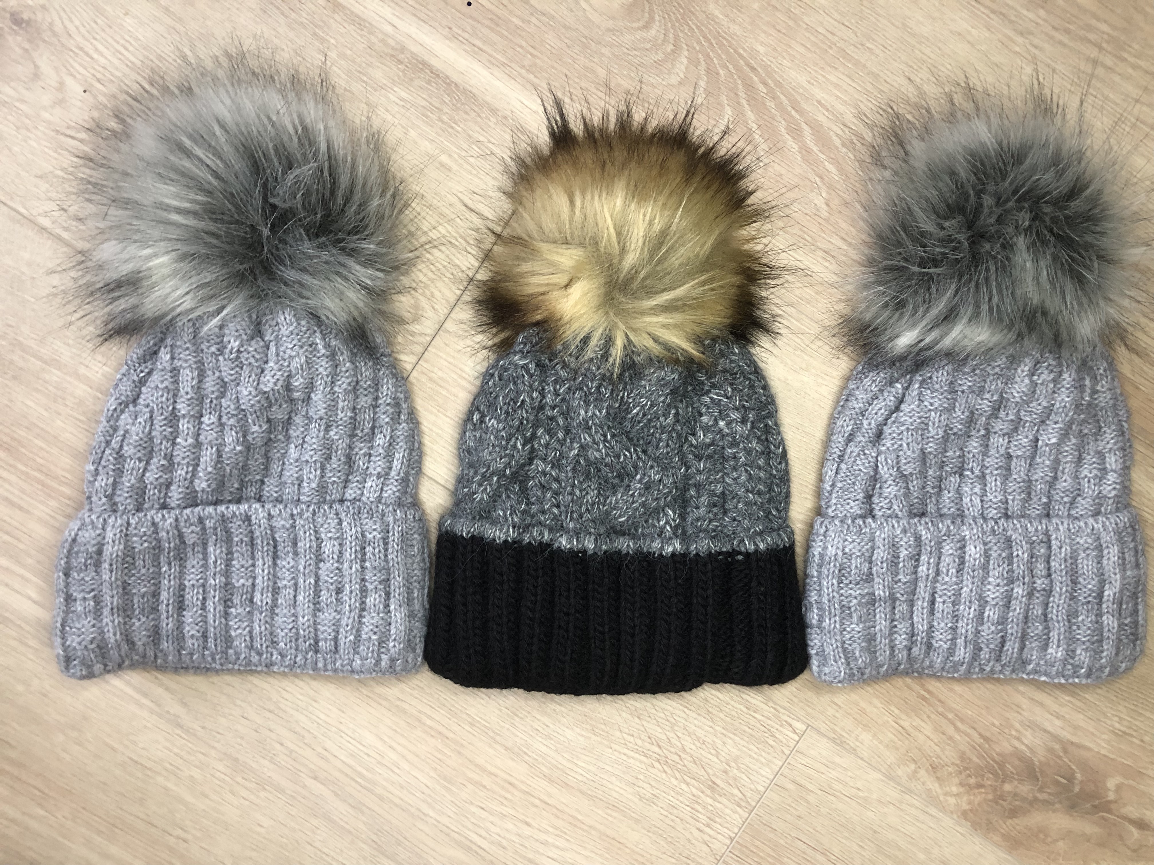 Czapki zimowe z pomponami