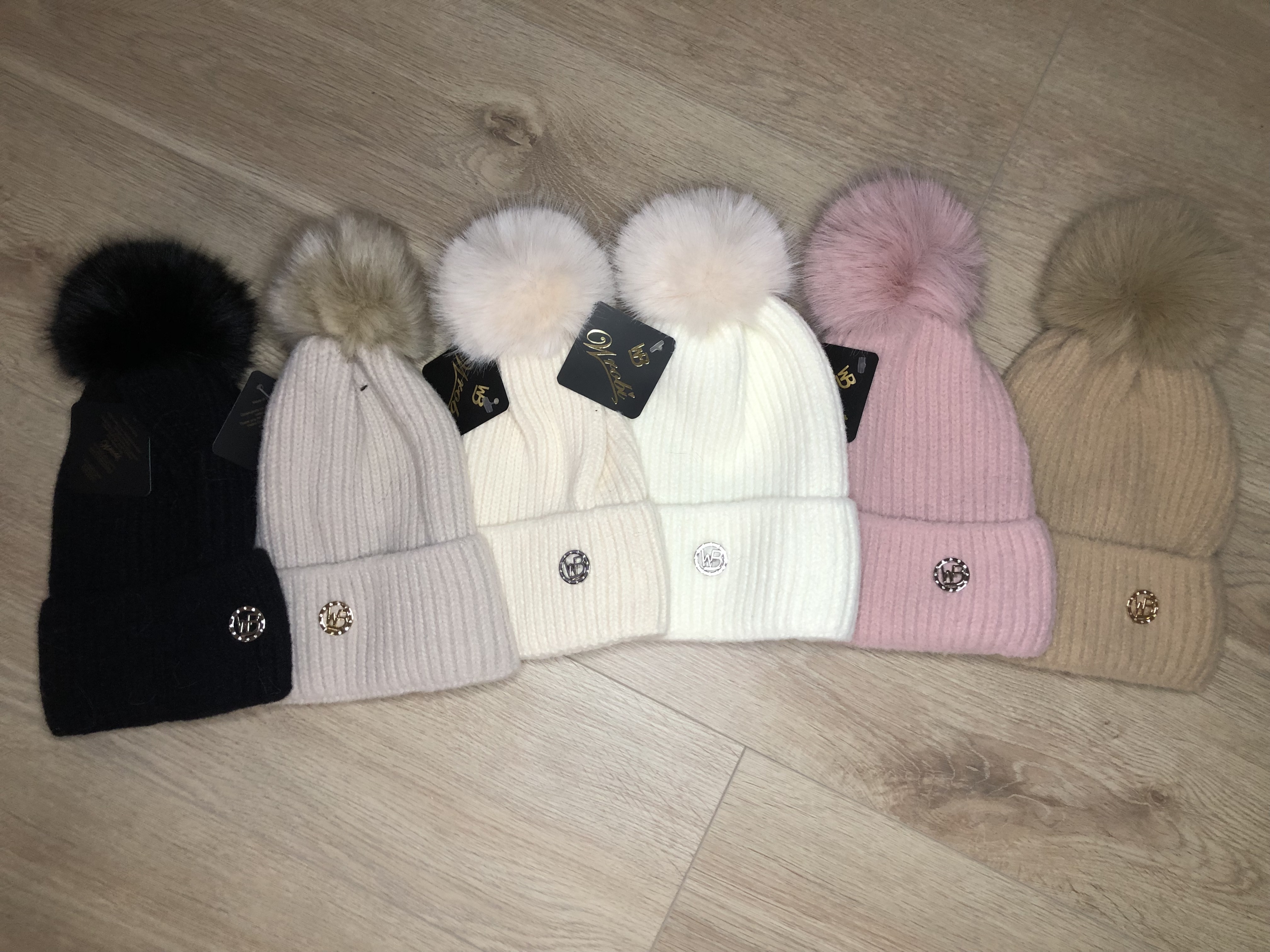 Czapki zimowe z pomponem