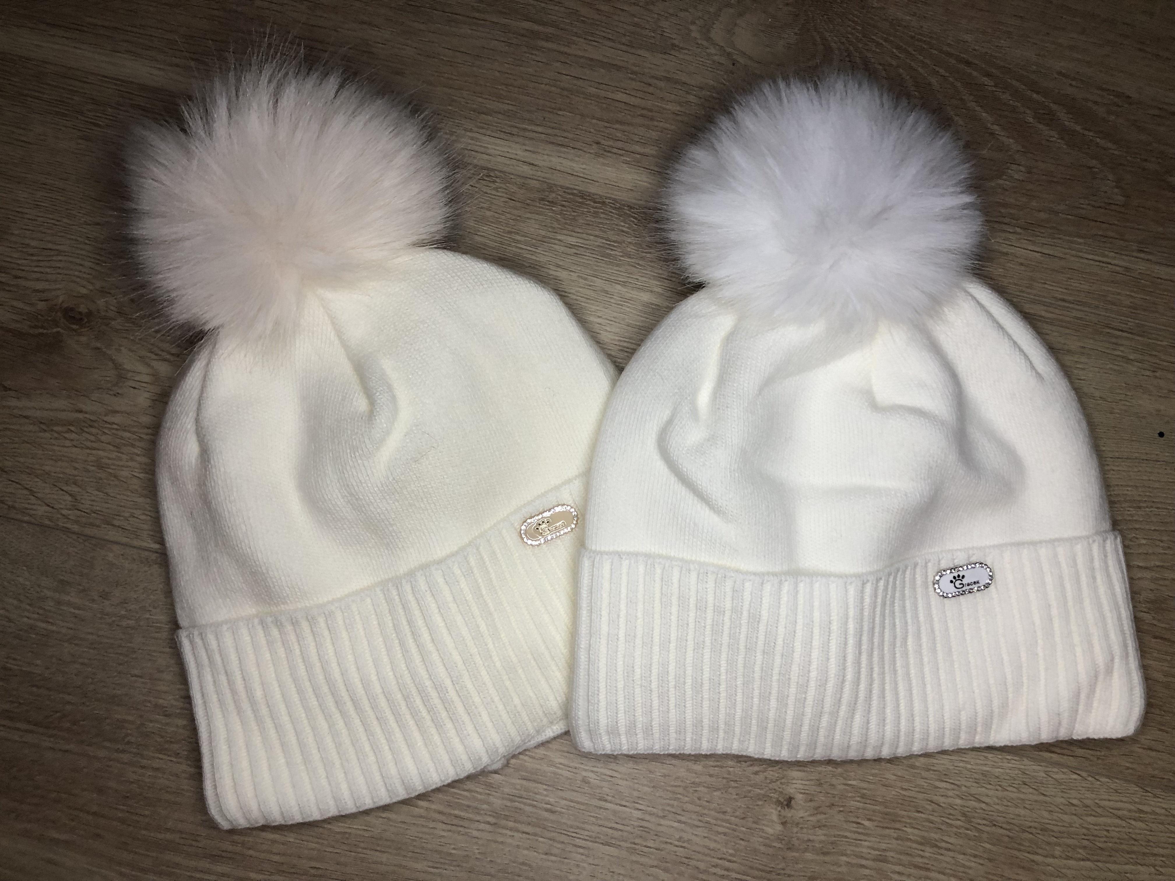 Białe czapki z pomponem