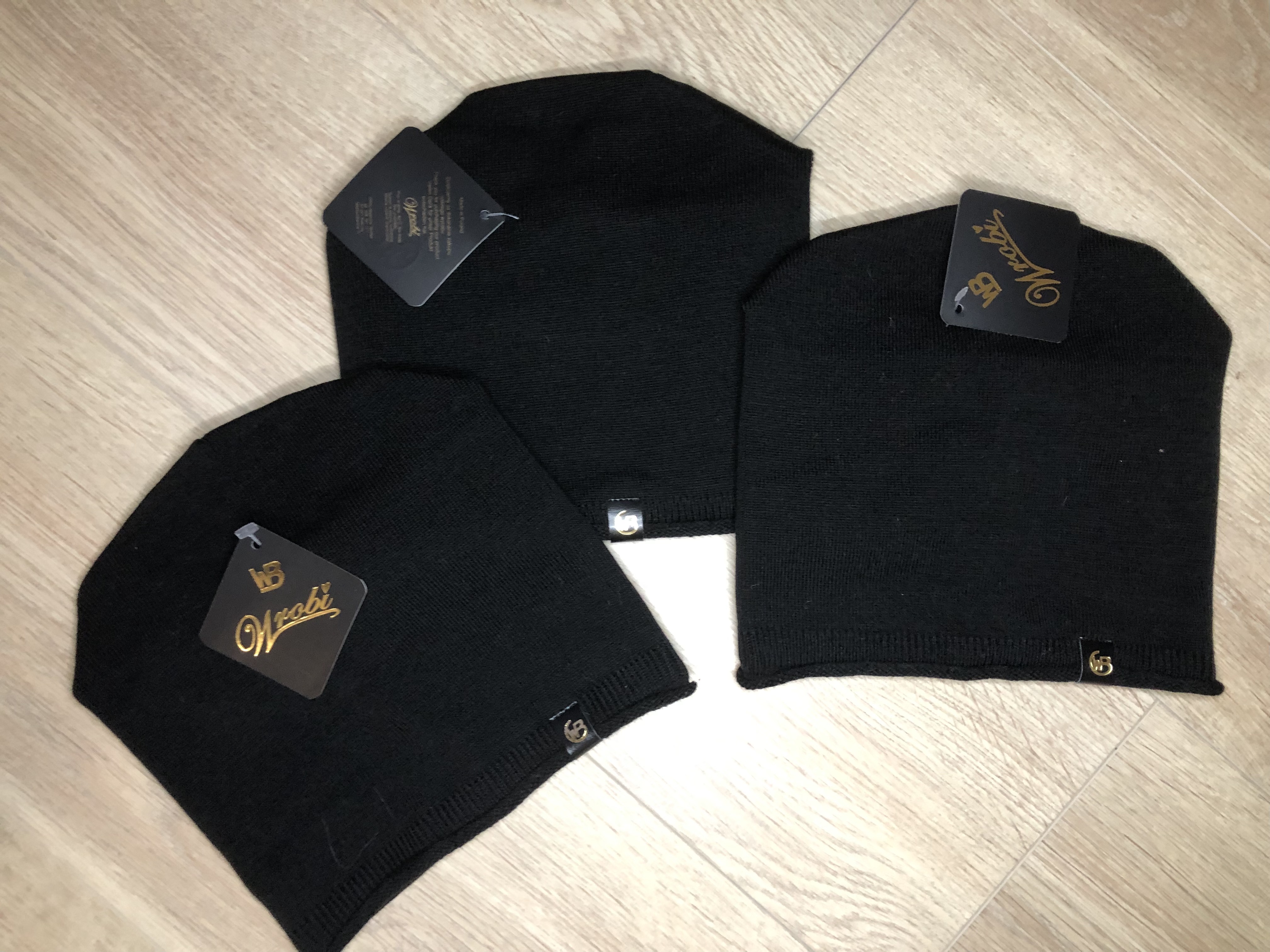 Czarne czapki zimowe