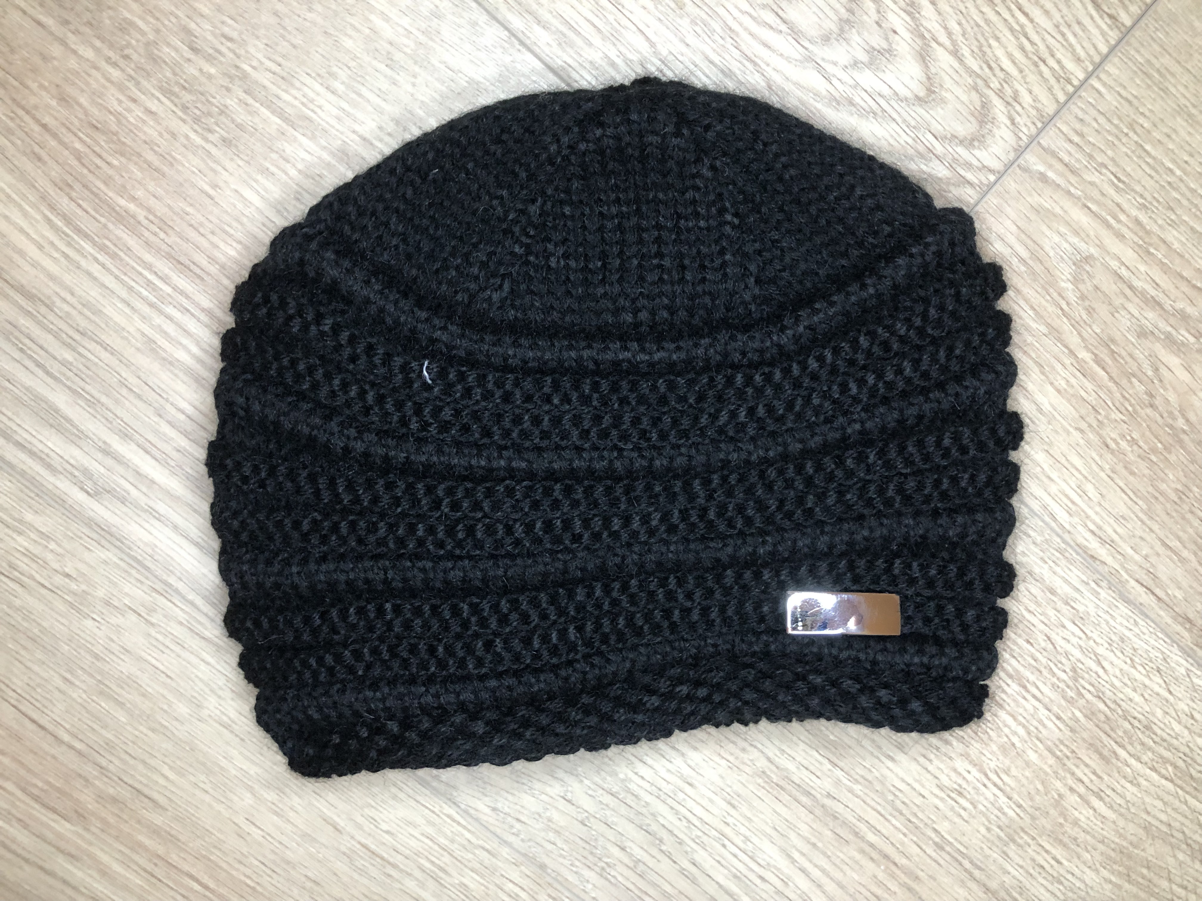 Czarna wełniana czapka