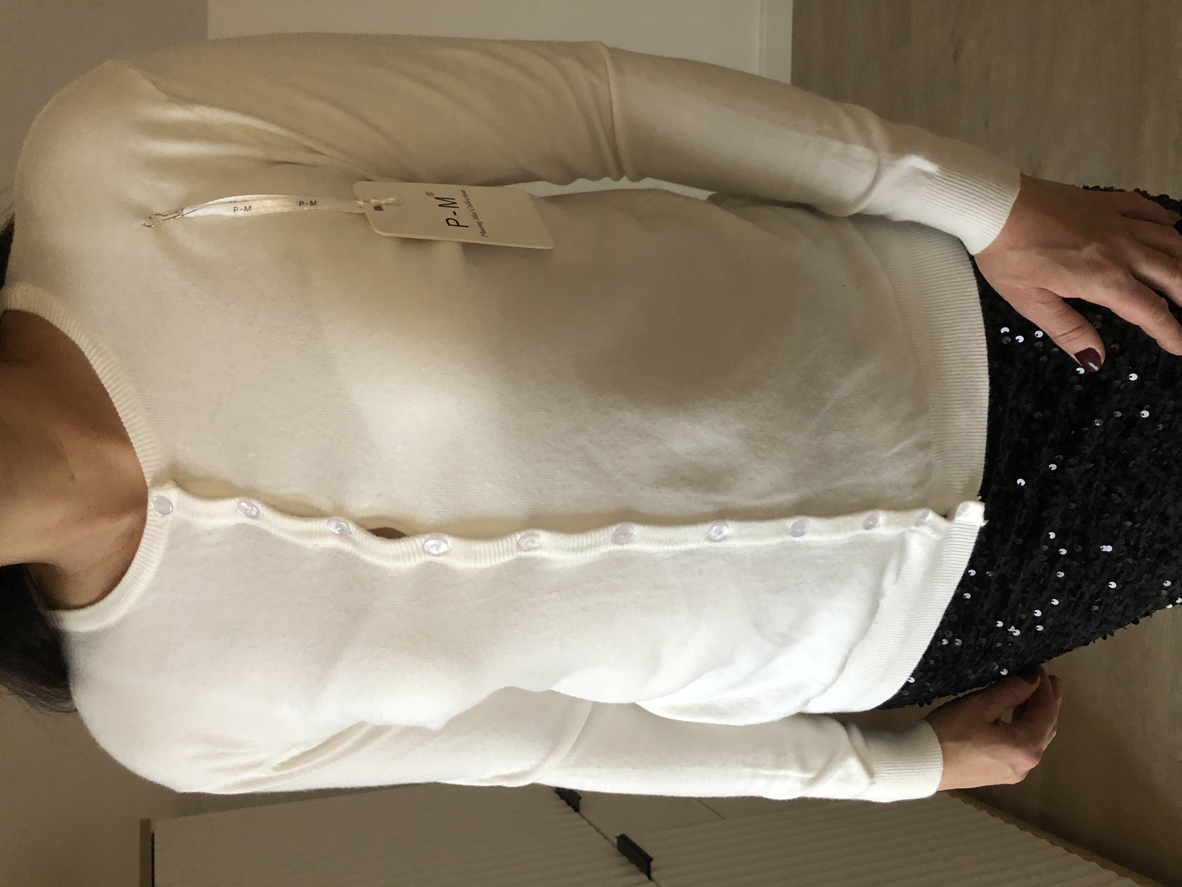 Biały sweter rozpinany 