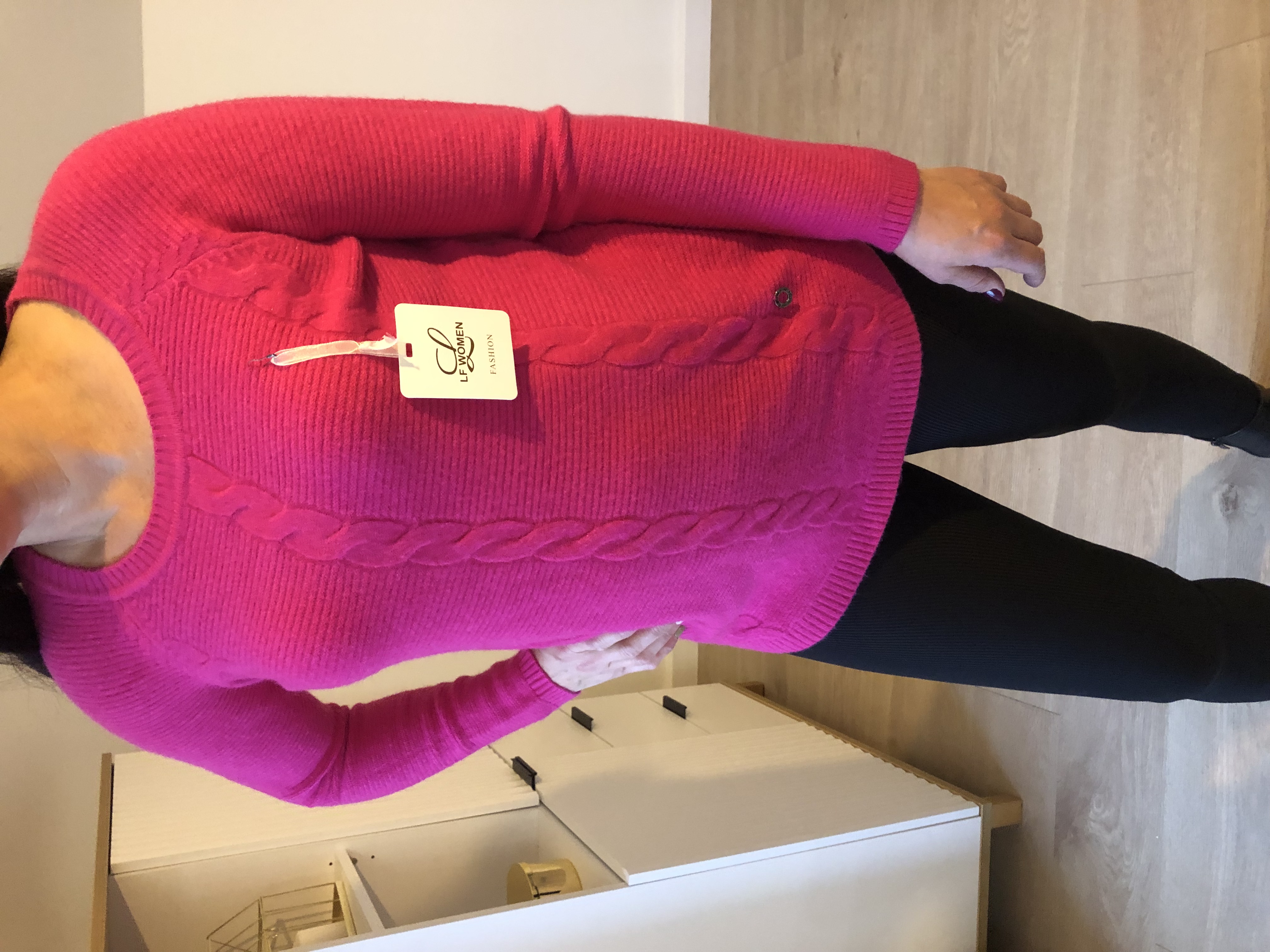 Różowy sweter damski