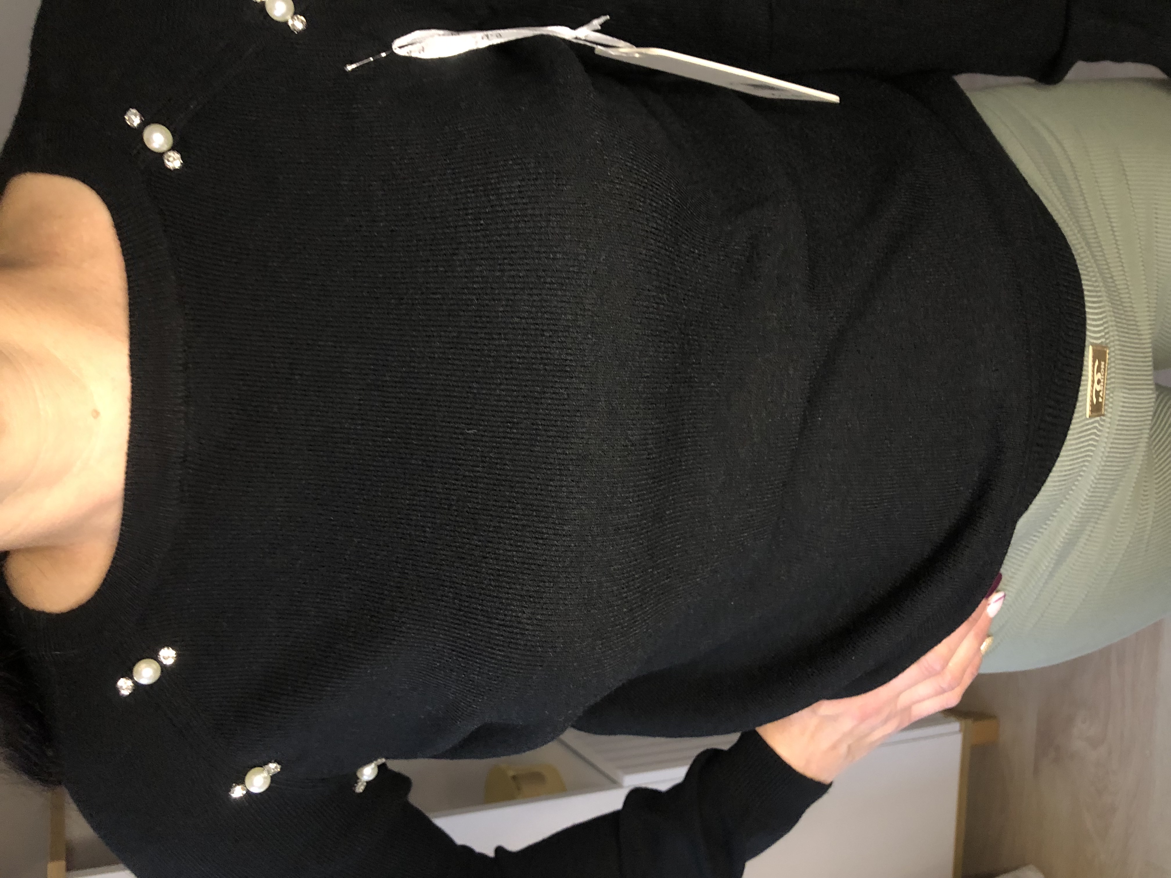 Czarny sweter z perełkami