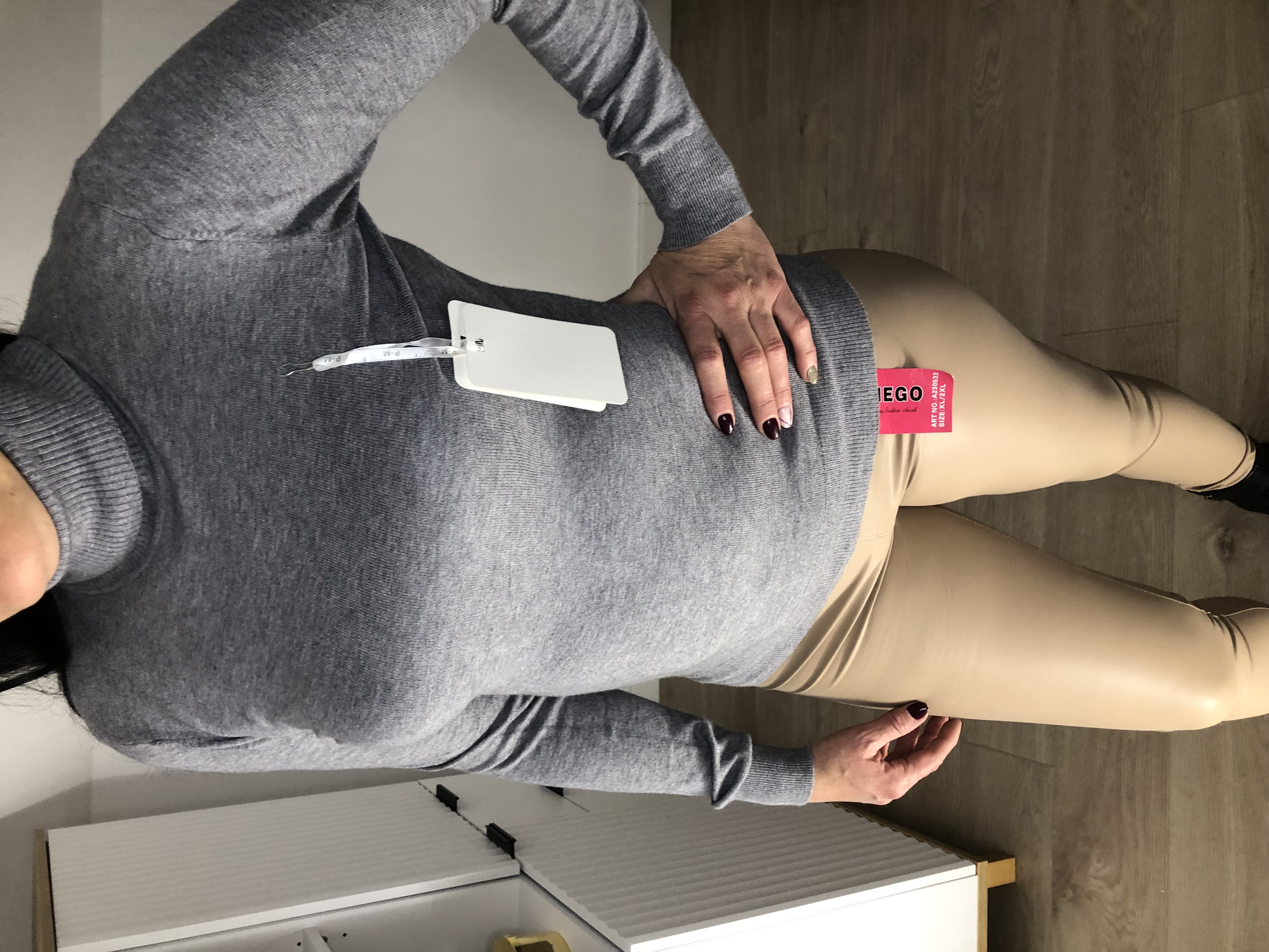 Szary sweter z golfem