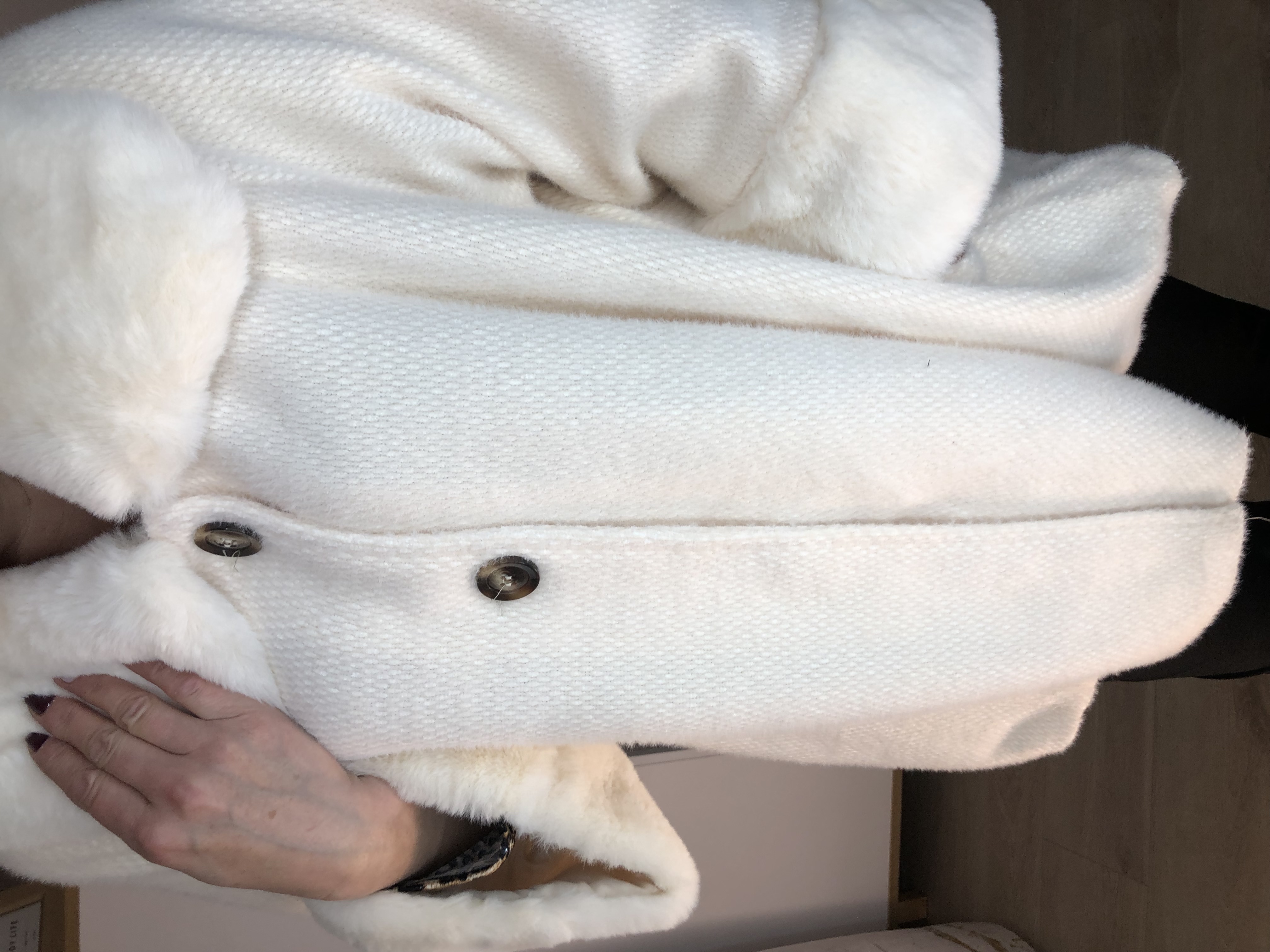 Biały płaszcz futrzany