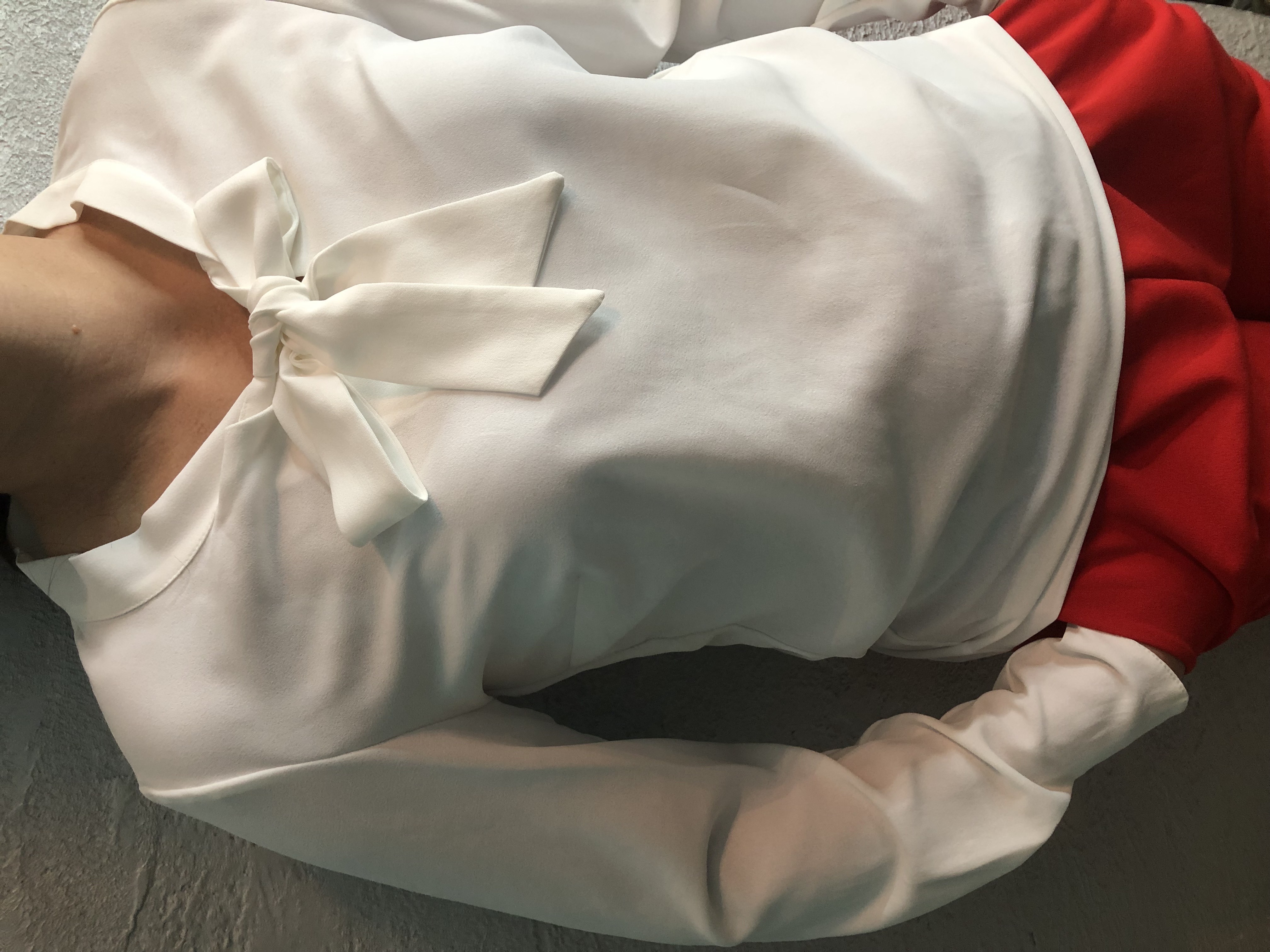 Biała bluzka z kokardą