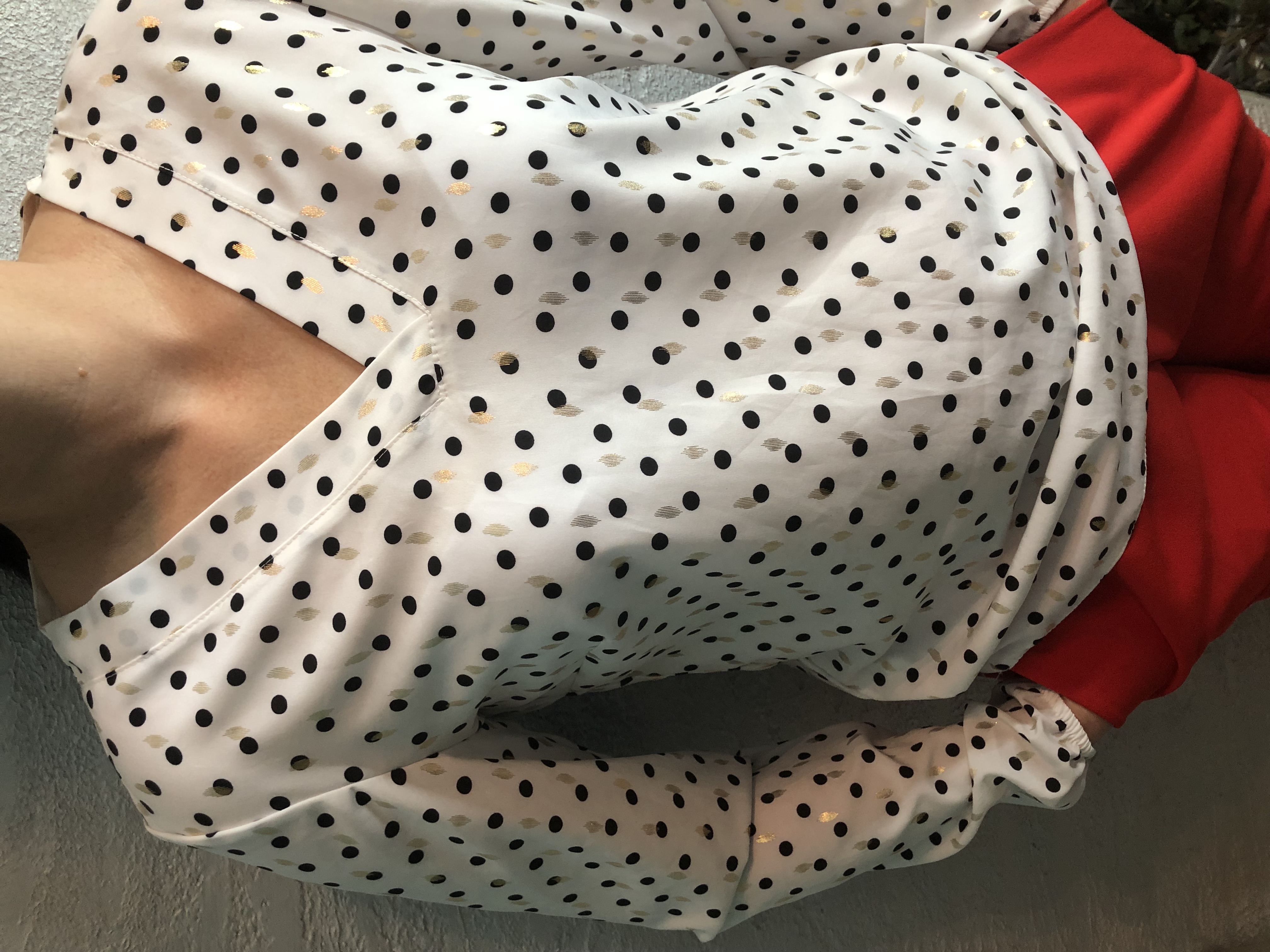 Biała bluzka w czarne kropki