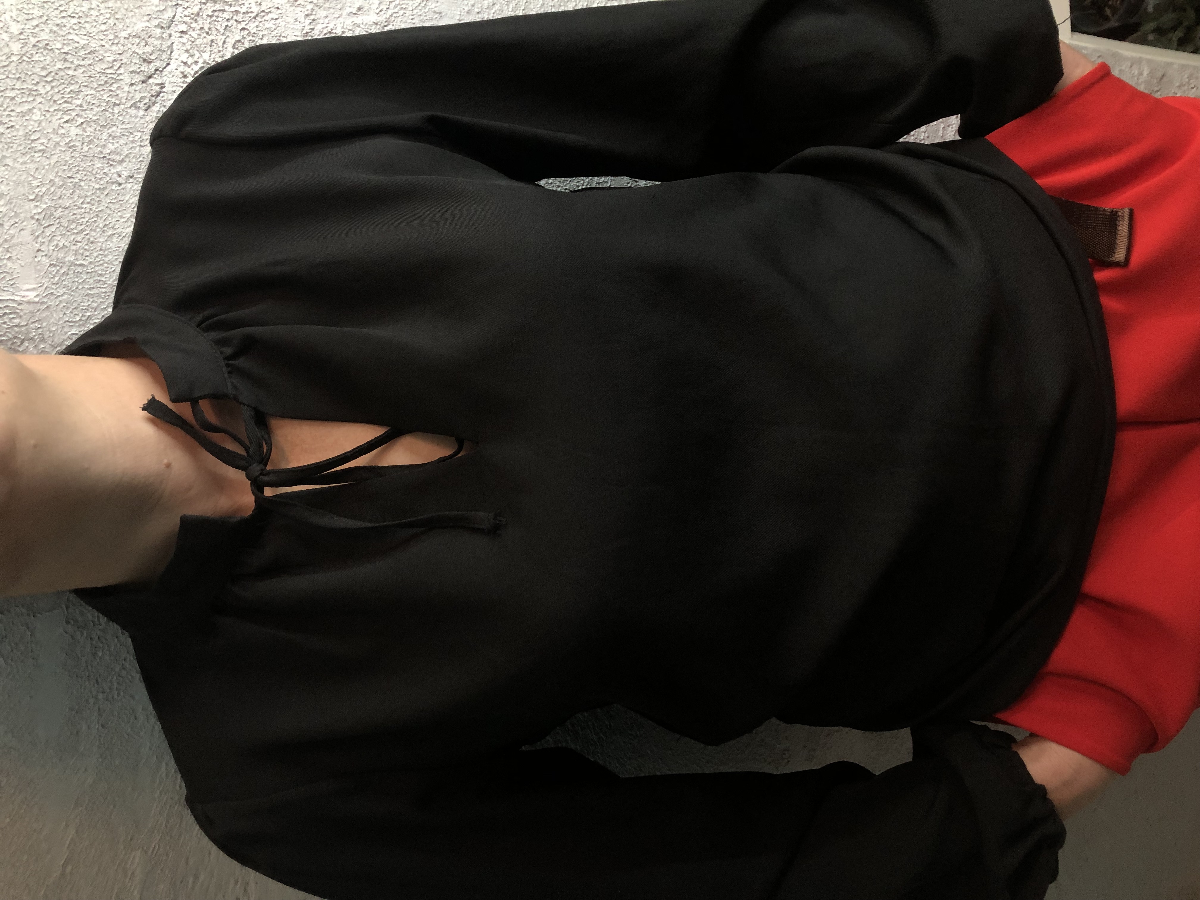 Czarna bluzka z dekoltem