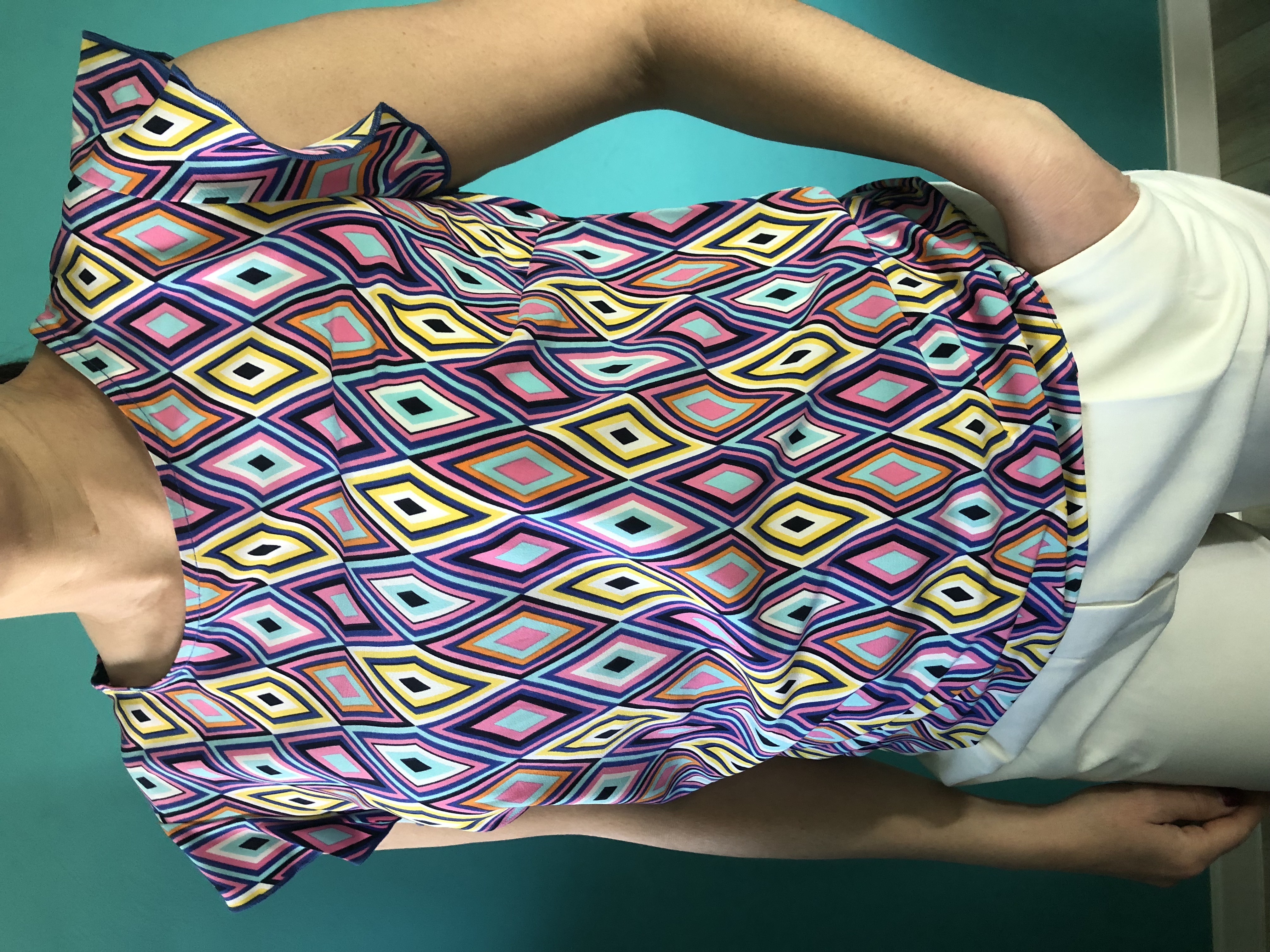 Kolorowa bluzka w geometryczne wzory