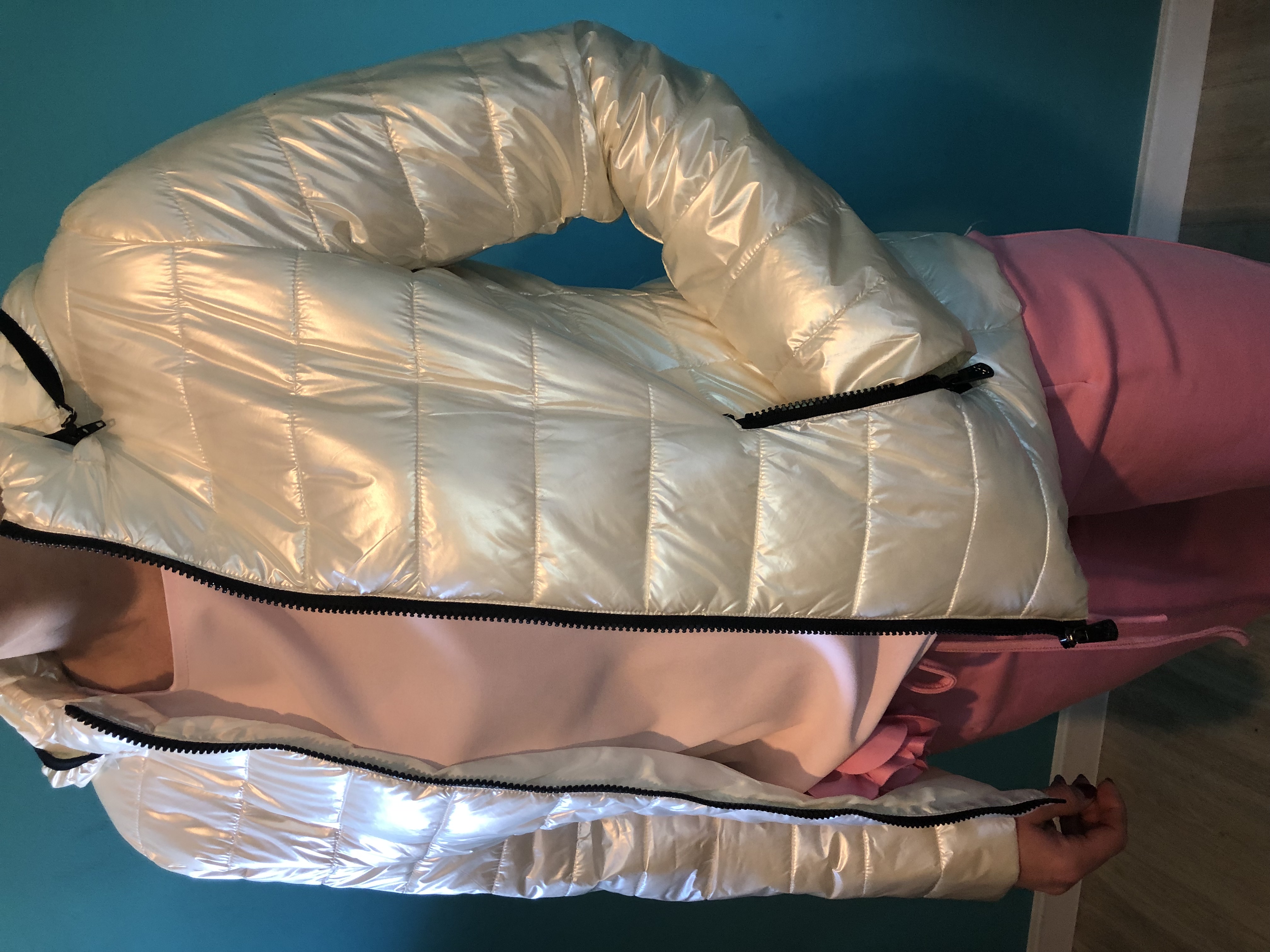 Biała kurtka puchowa