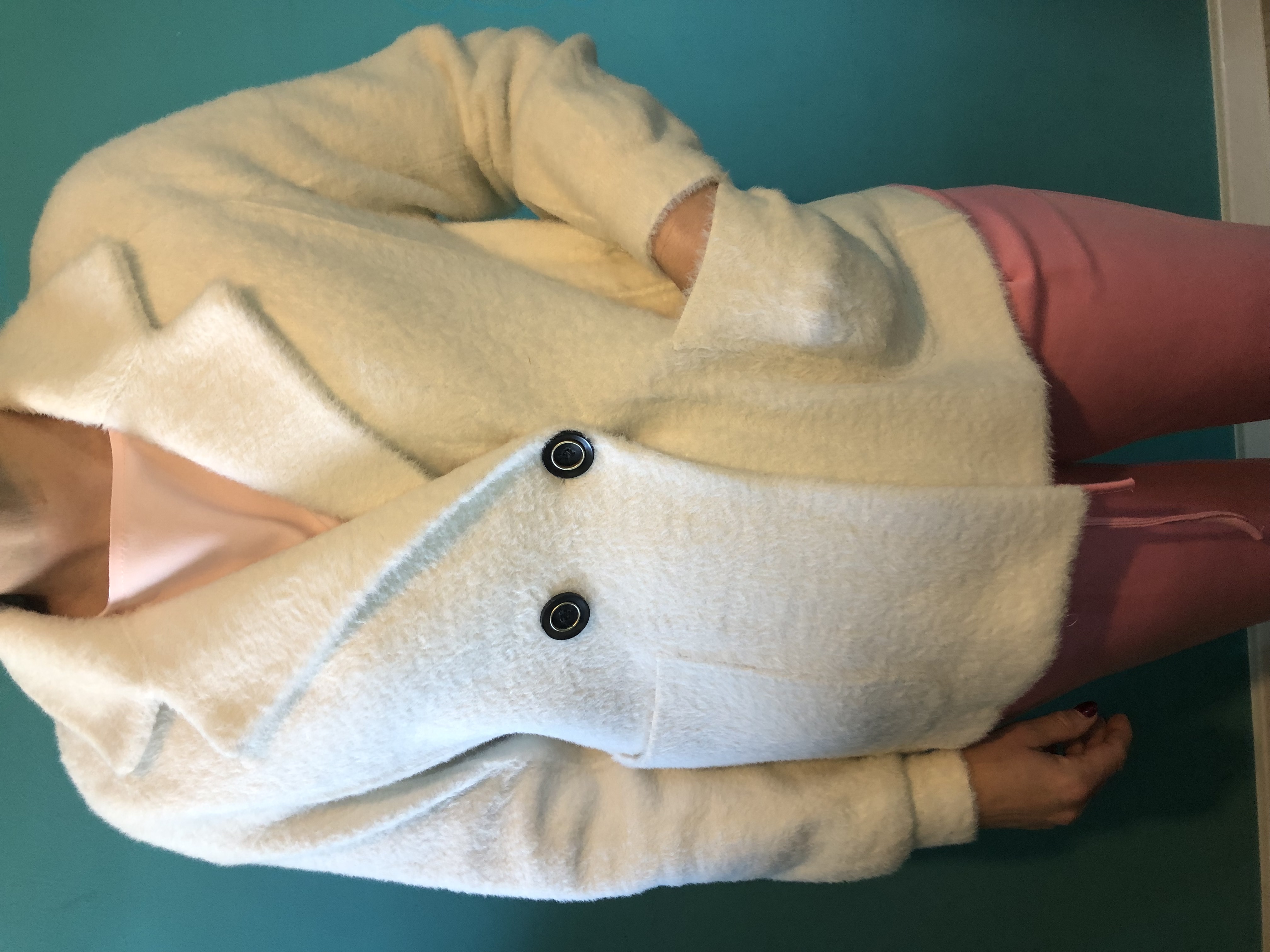 Elegancki kremowy płaszcz