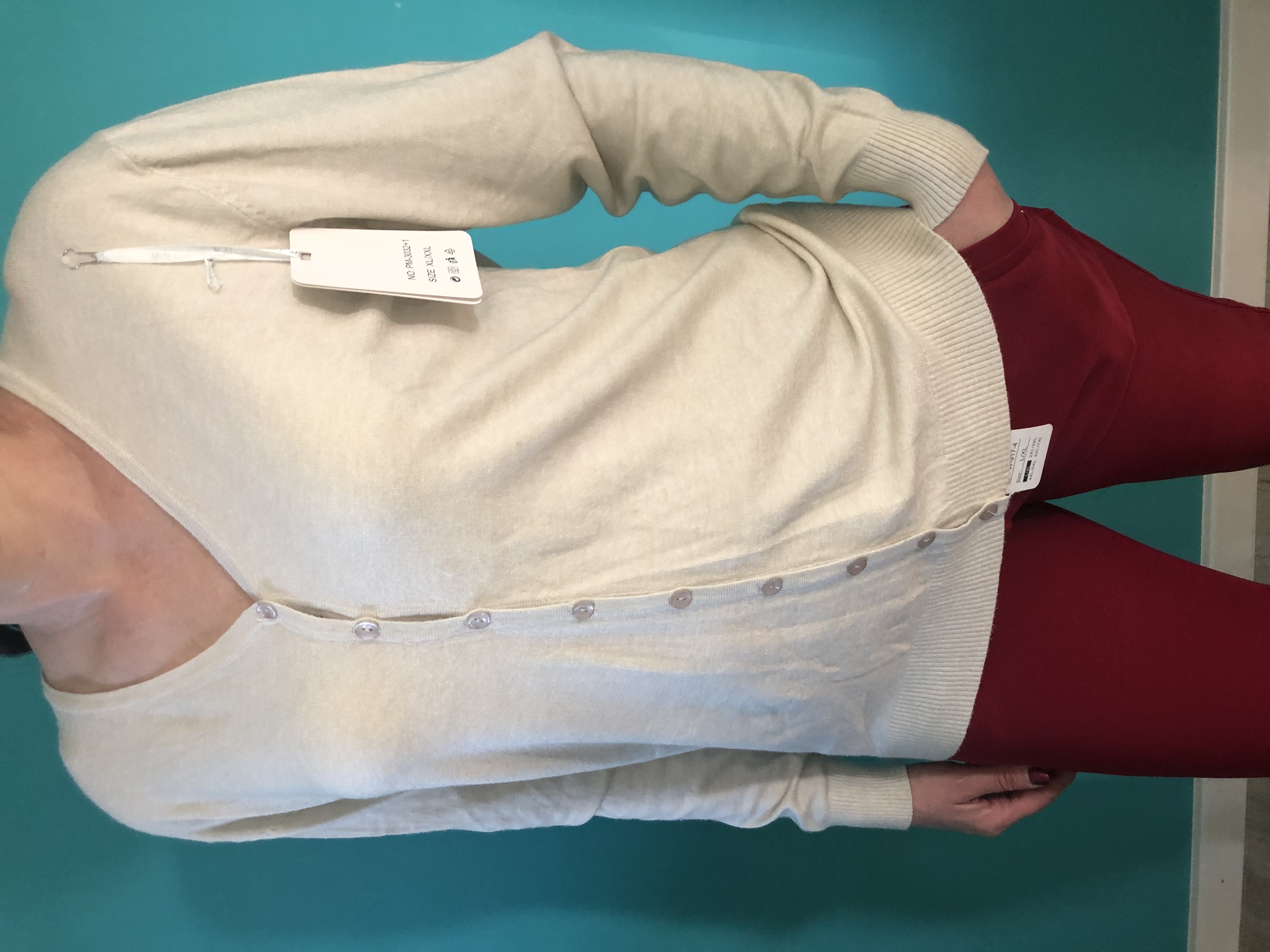 Kremowy sweter zapinany na guziki