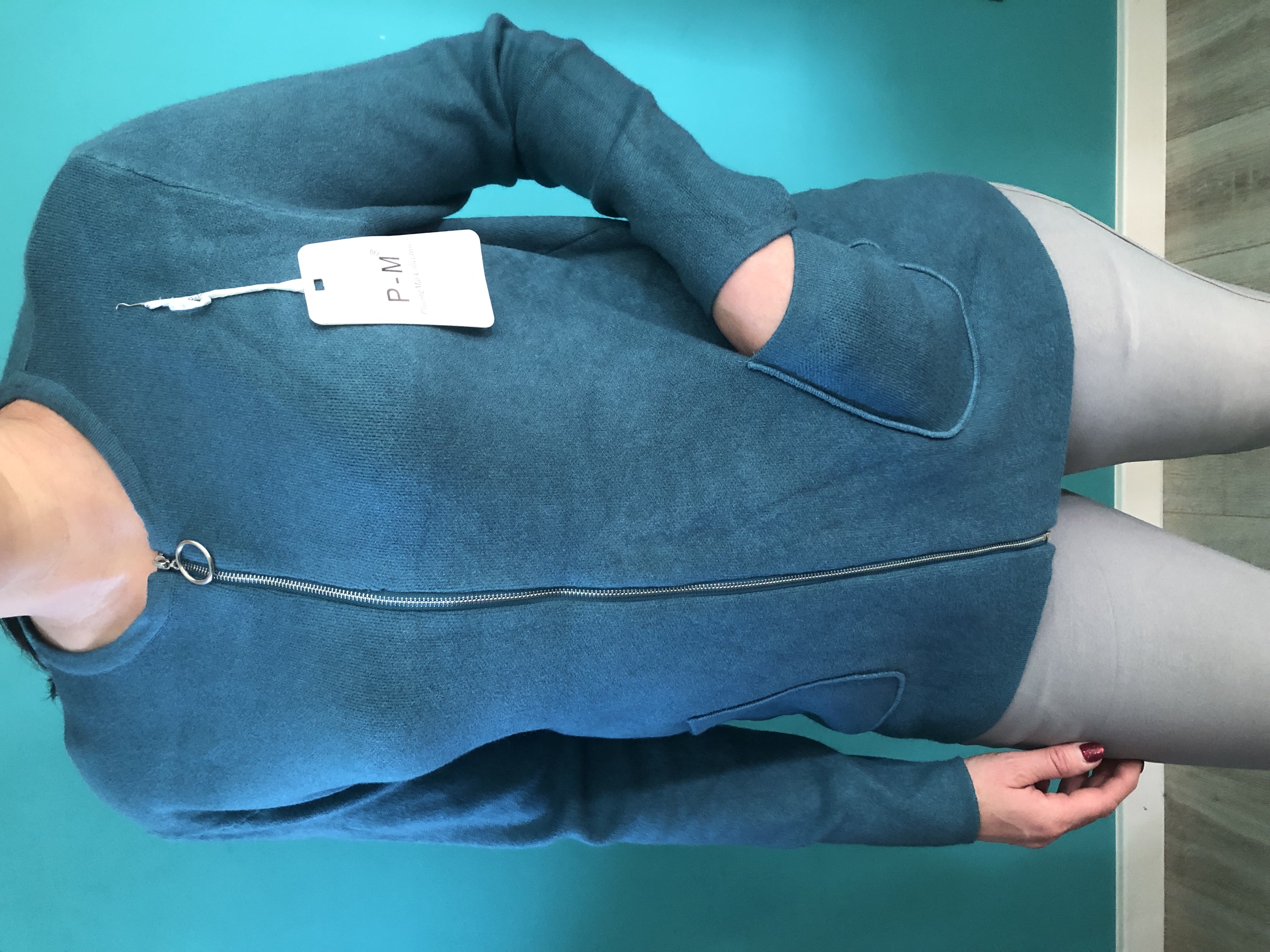 Niebieska bluza na zamek