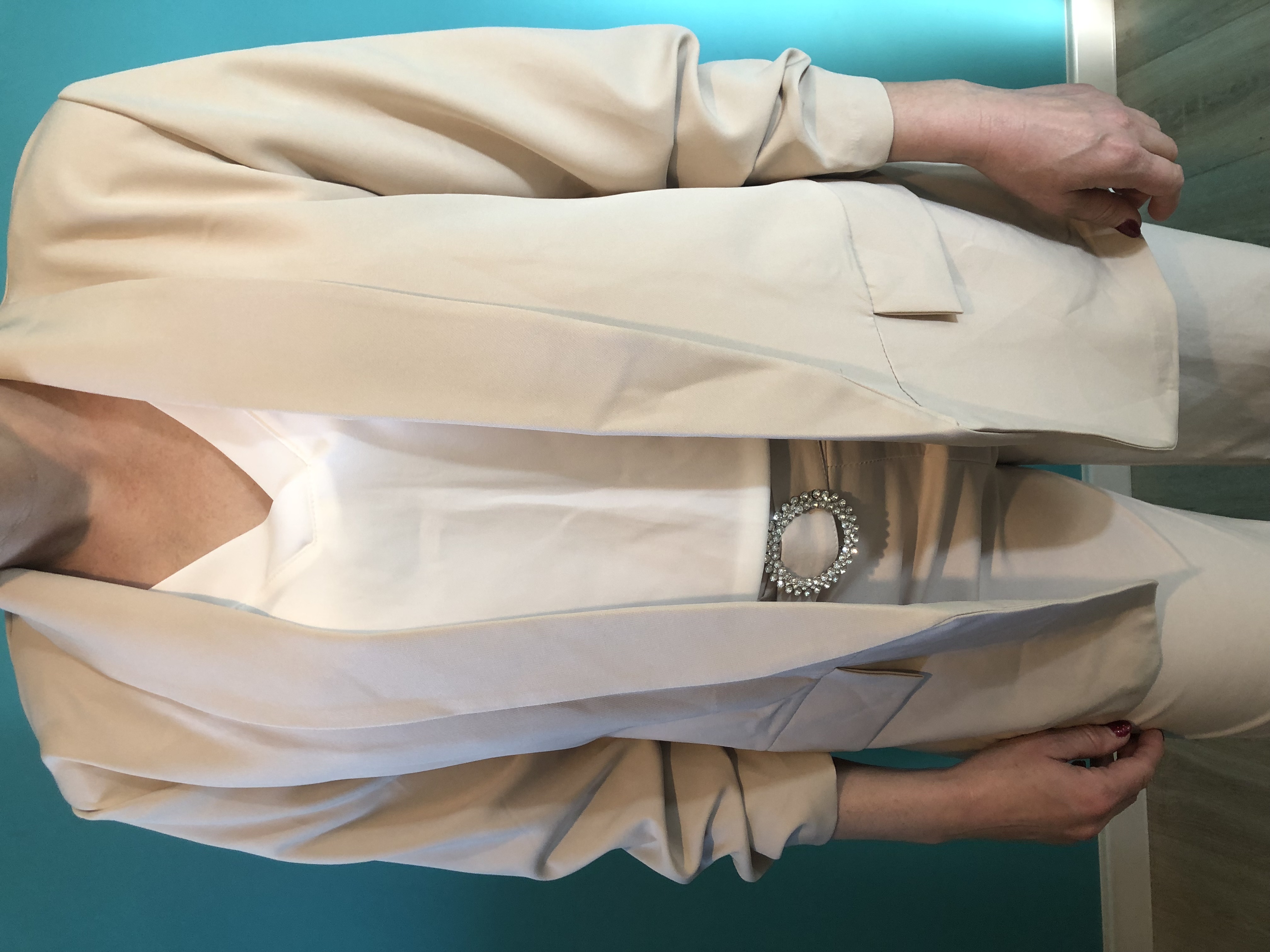 Elegancki beżowy garnitur