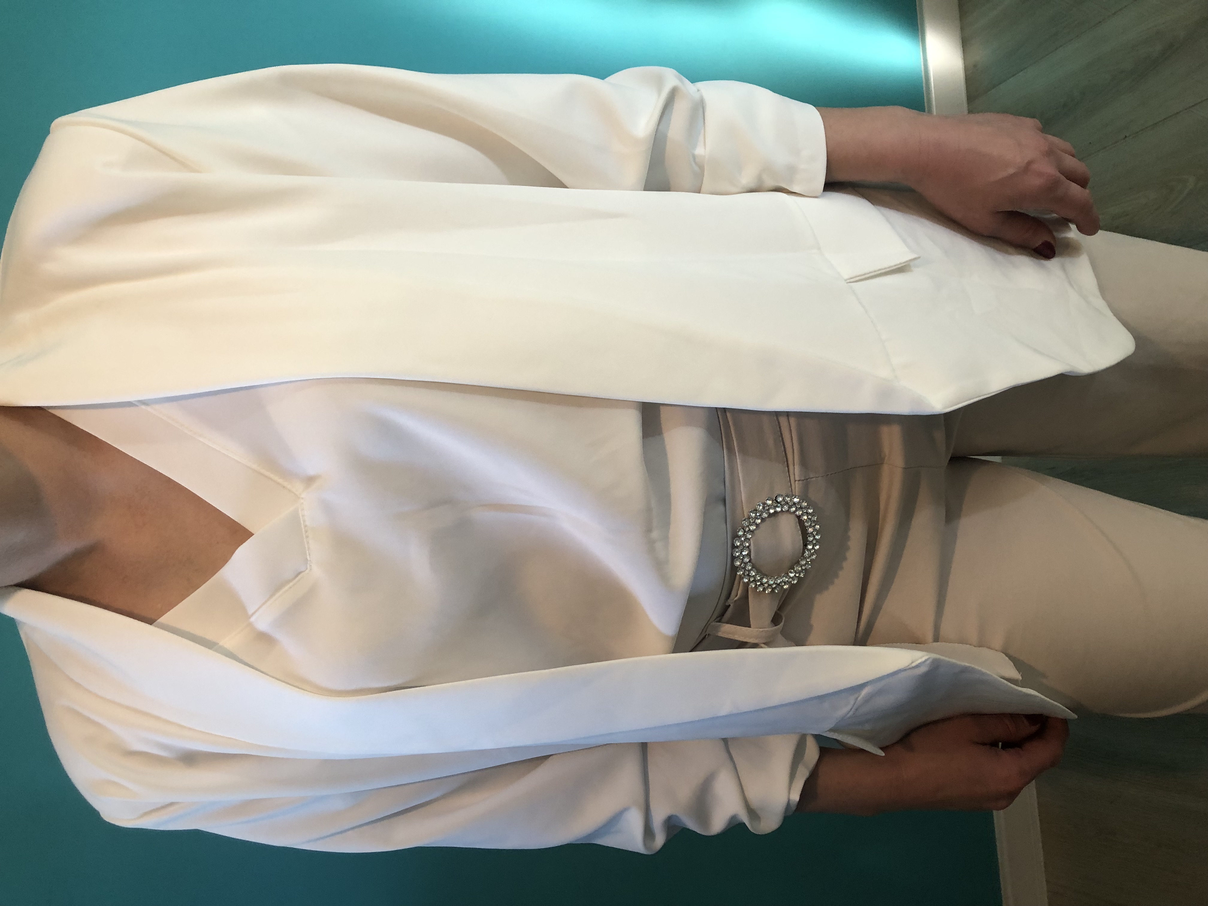 Biały garnitur damski