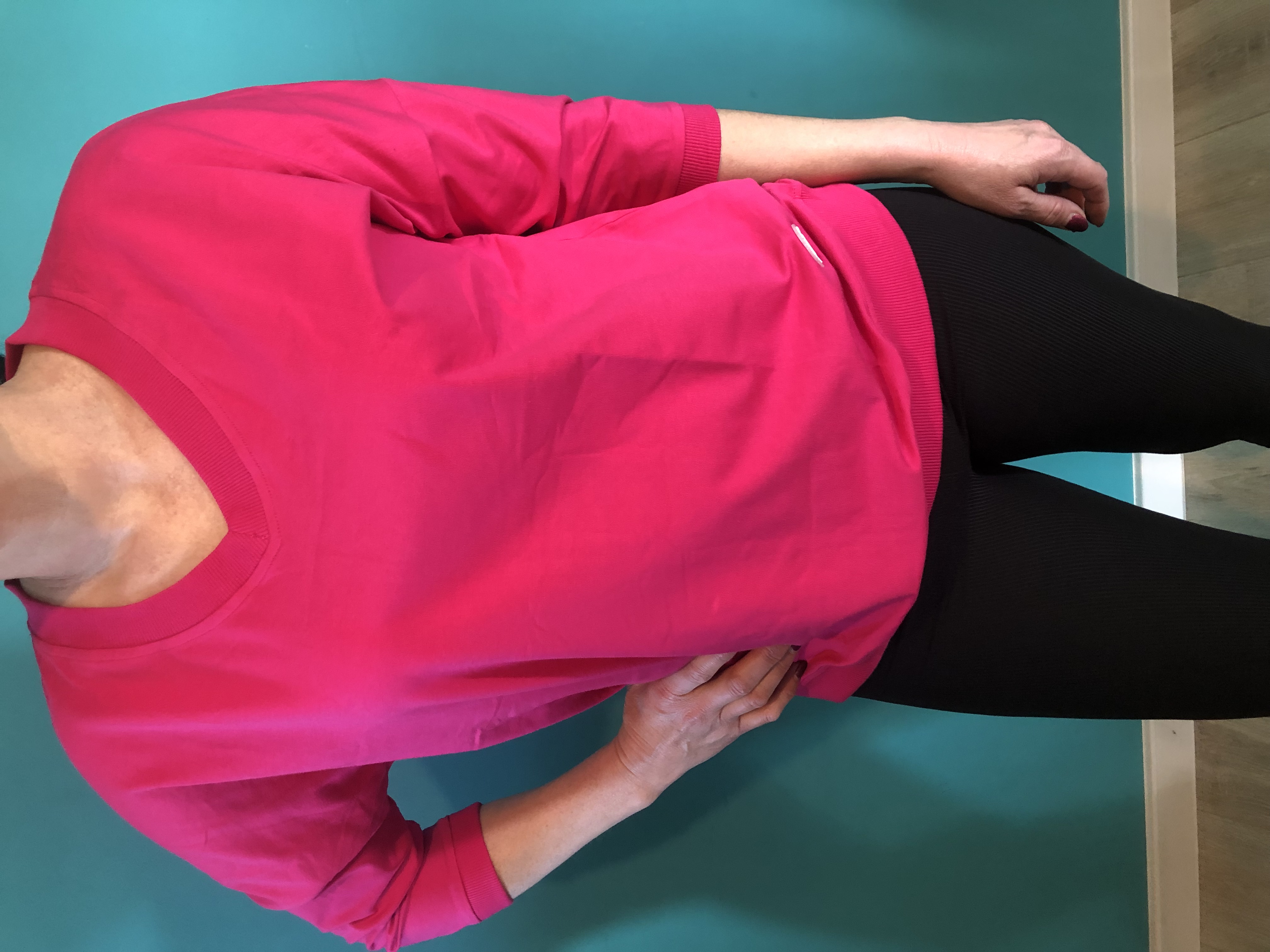 Różowy sweter damski