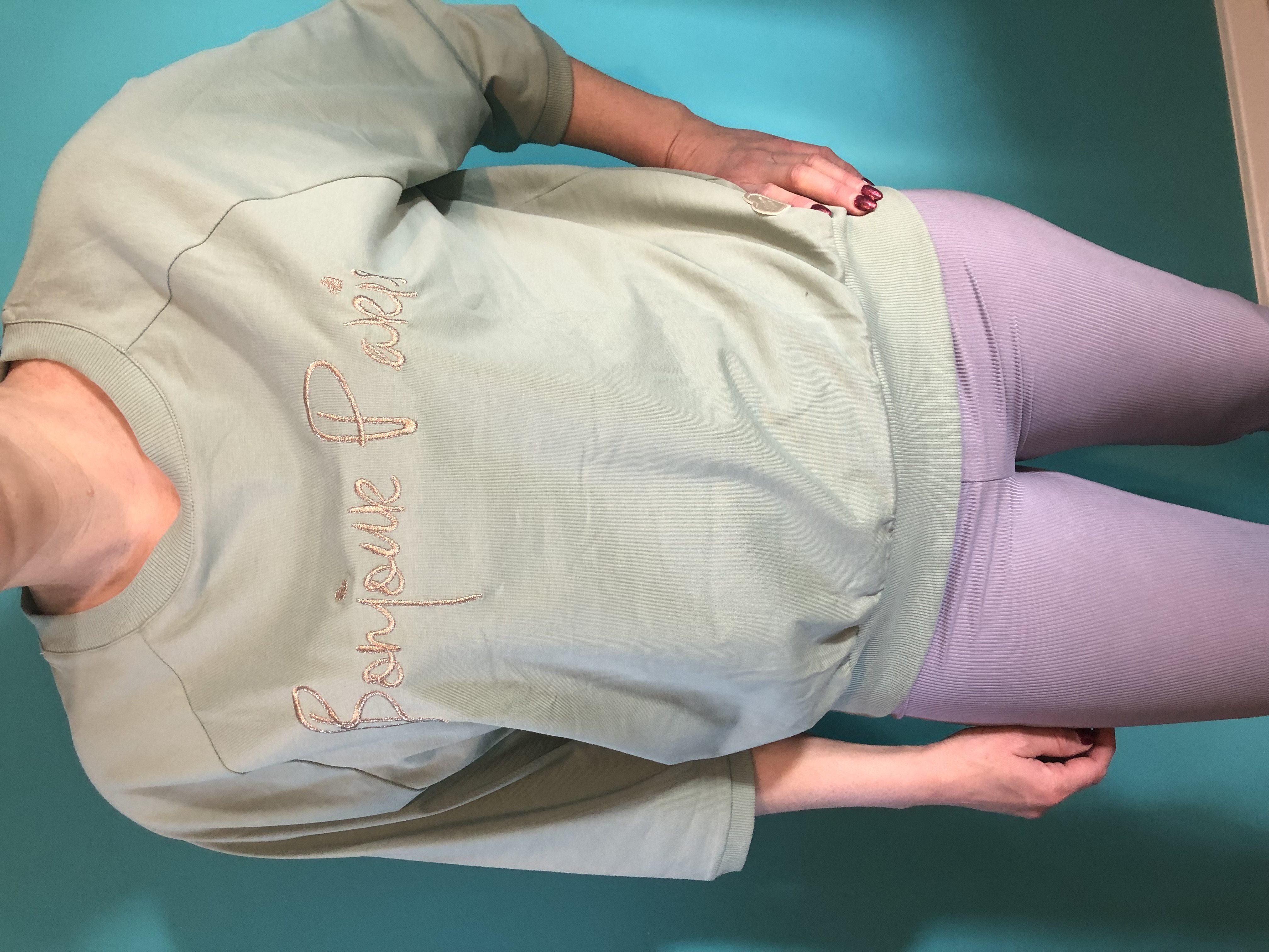 Zielona bluza z napisem