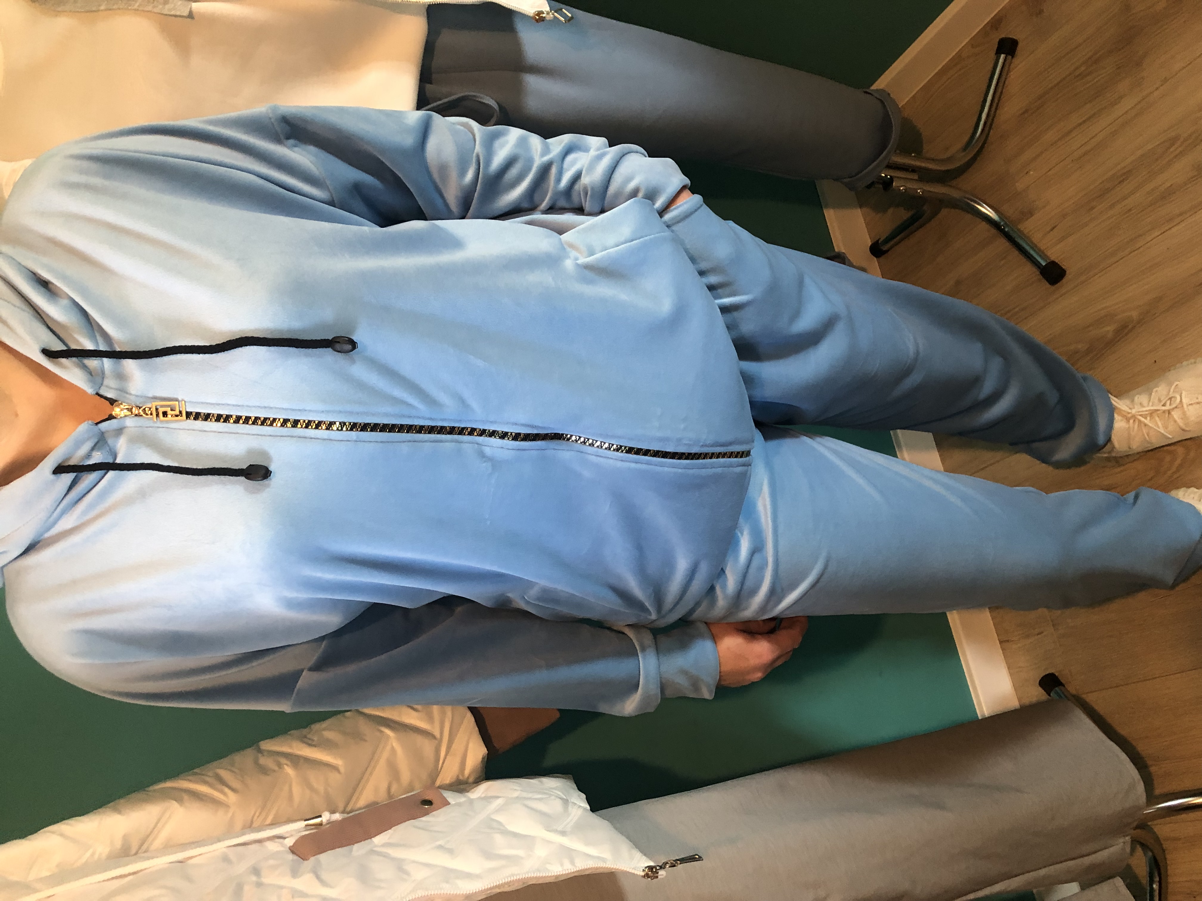 Niebieski kombinezon sportowy