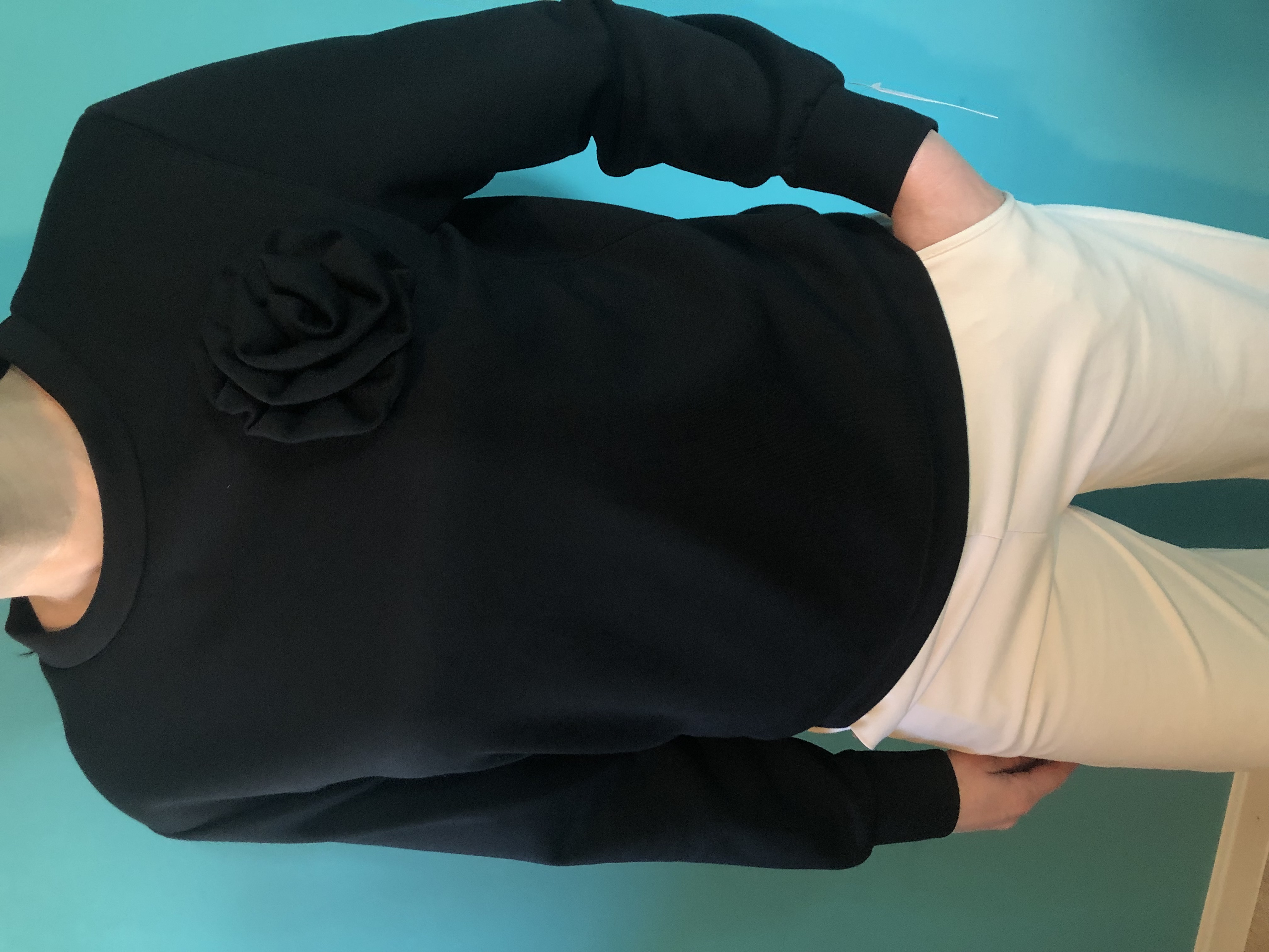 Czarna bluza z ozdobą