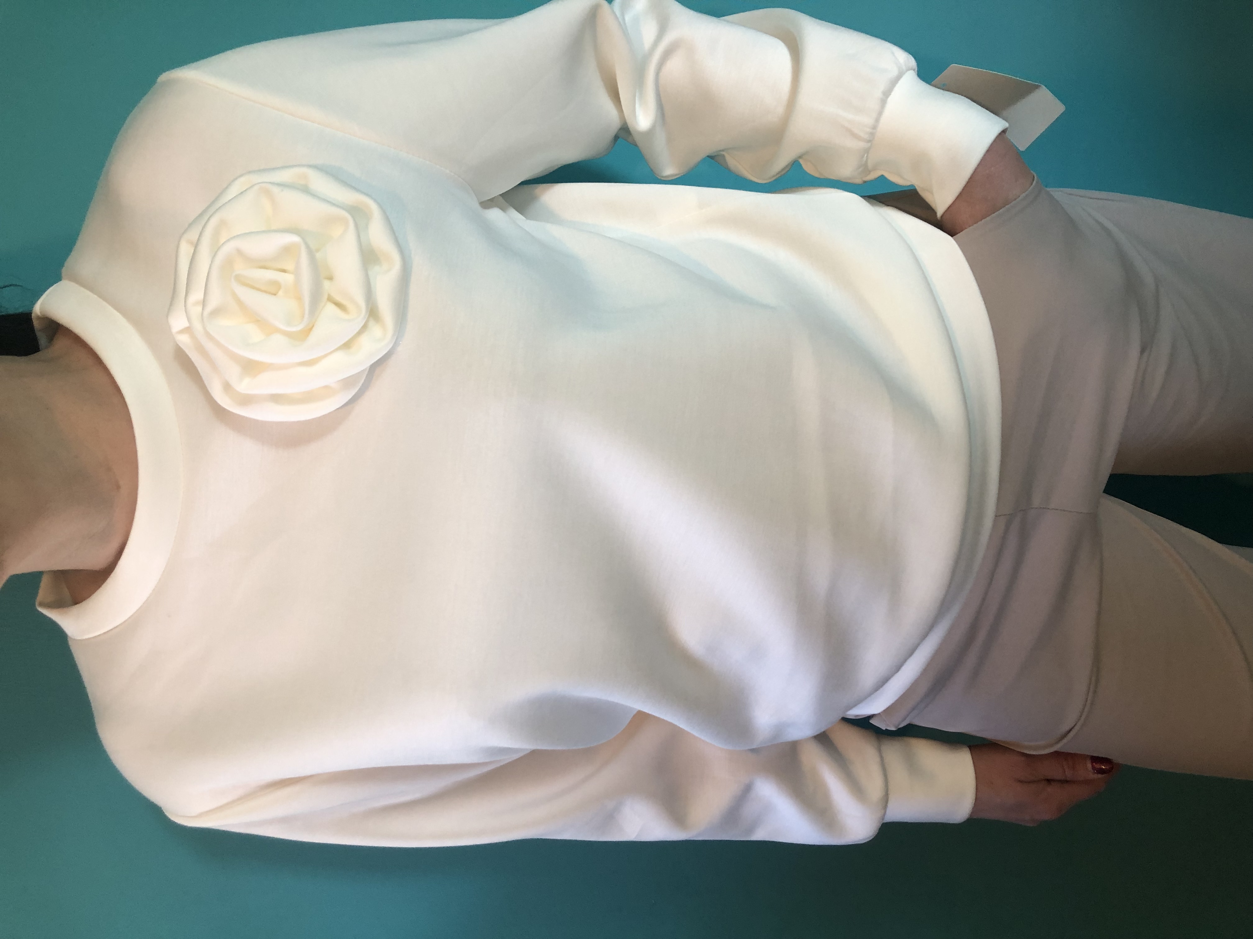 Biała bluzka z kwiatem