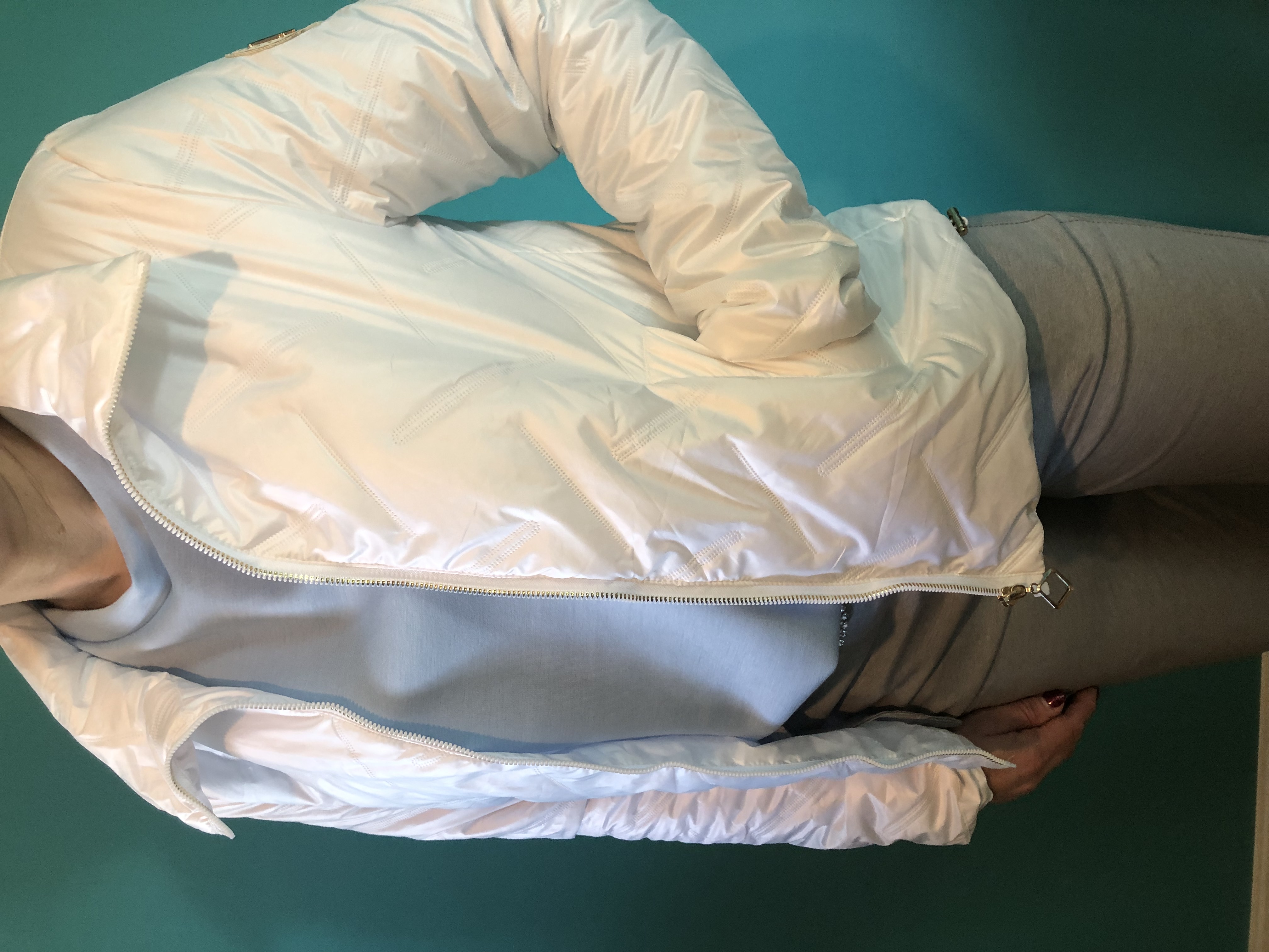 Biała kurtka puchowa