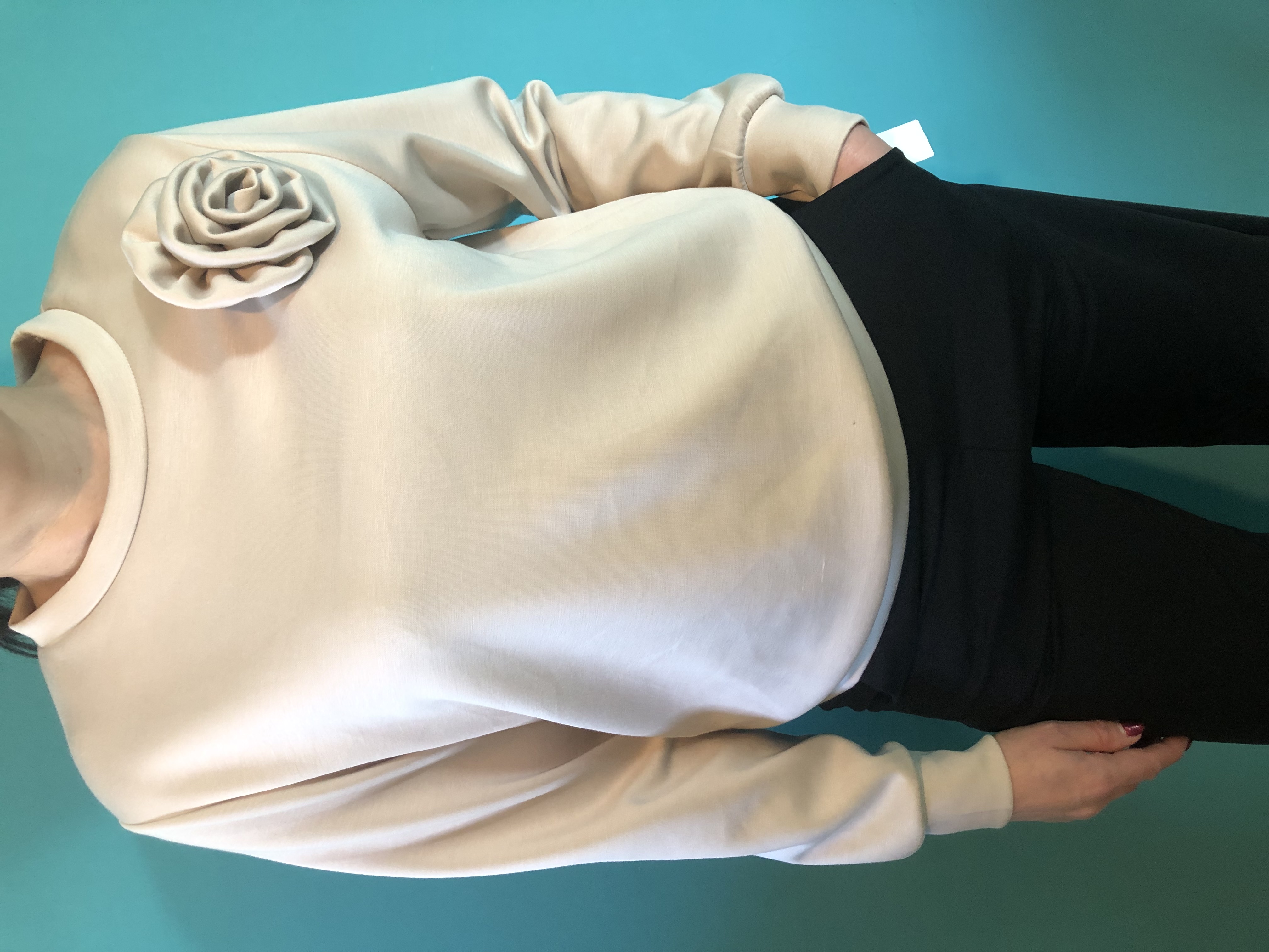 Beżowy sweter z kwiatową aplikacją