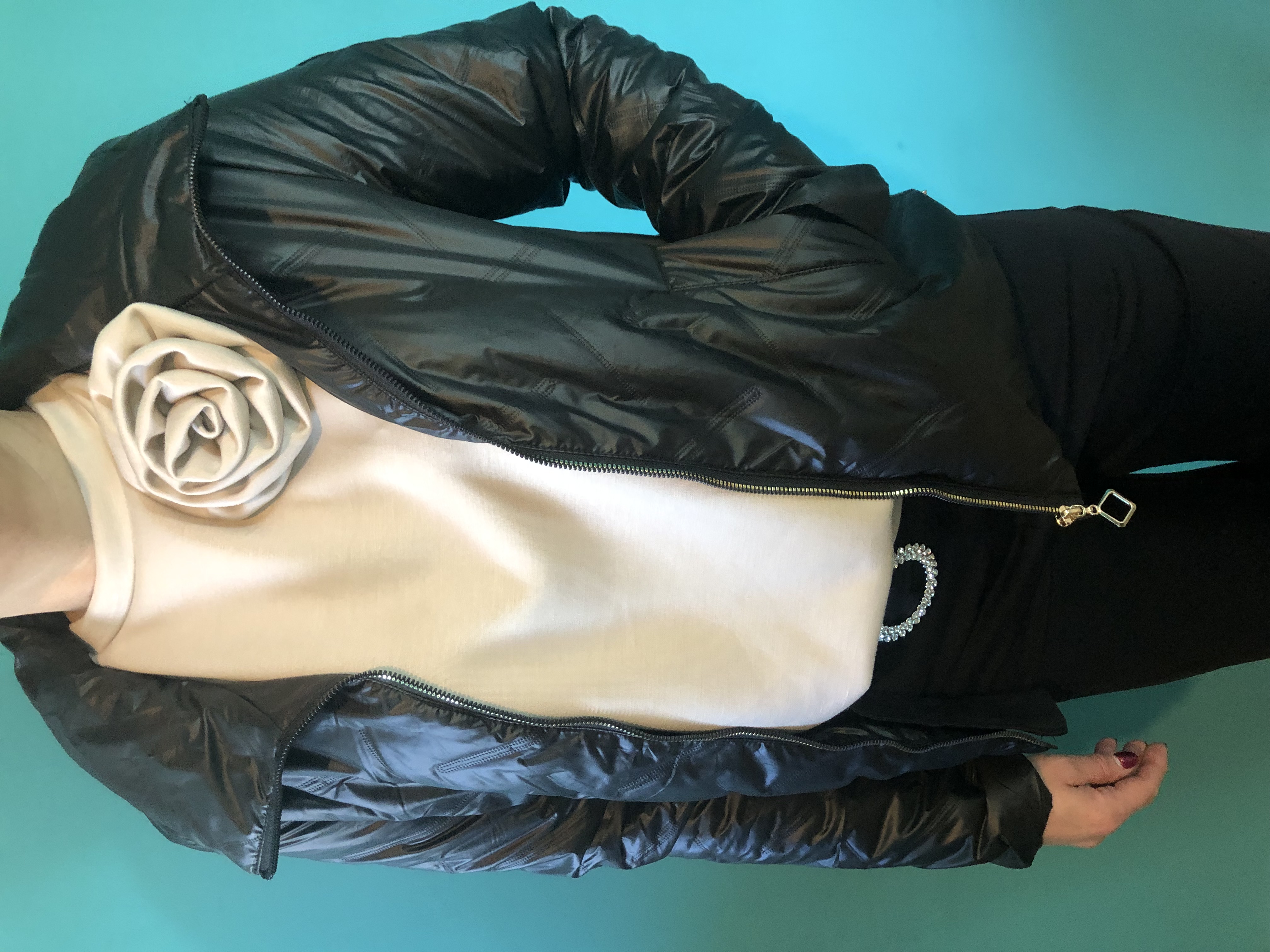 Czarna kurtka puchowa