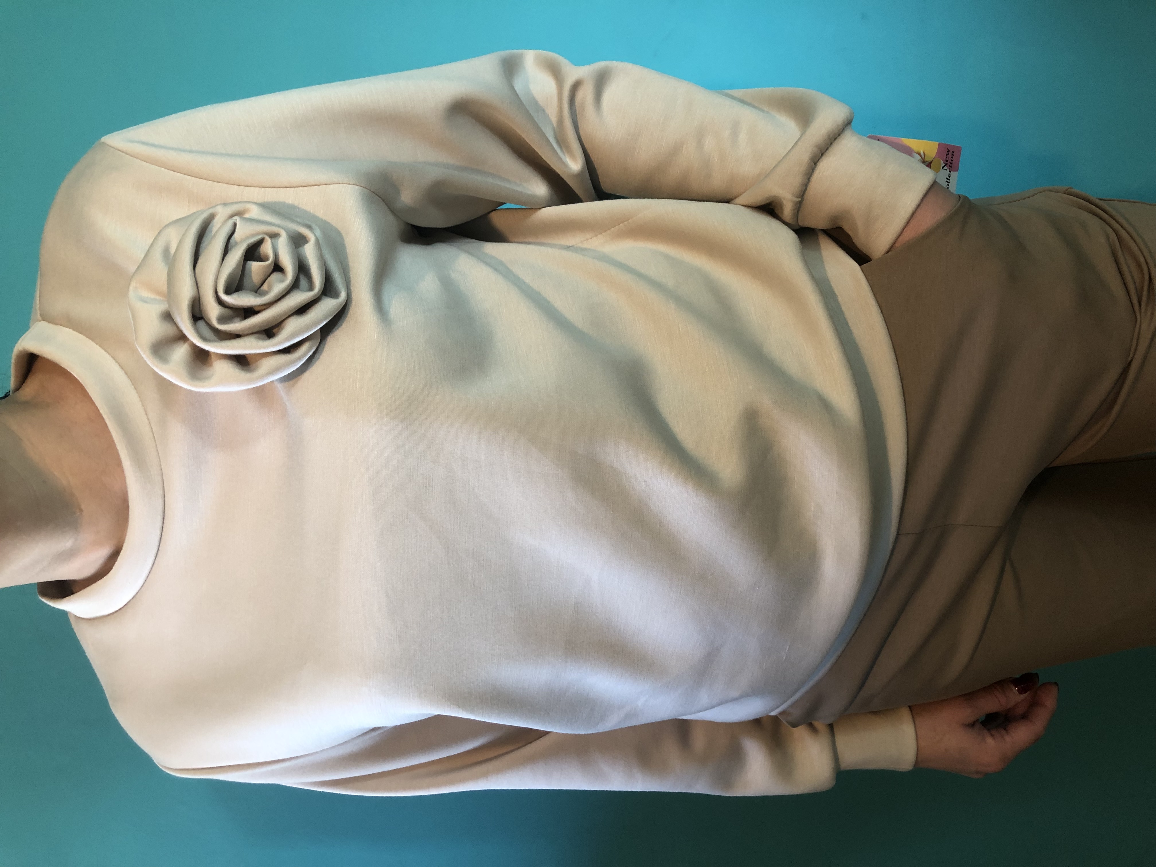 Beżowa bluza z kwiatowym detalem