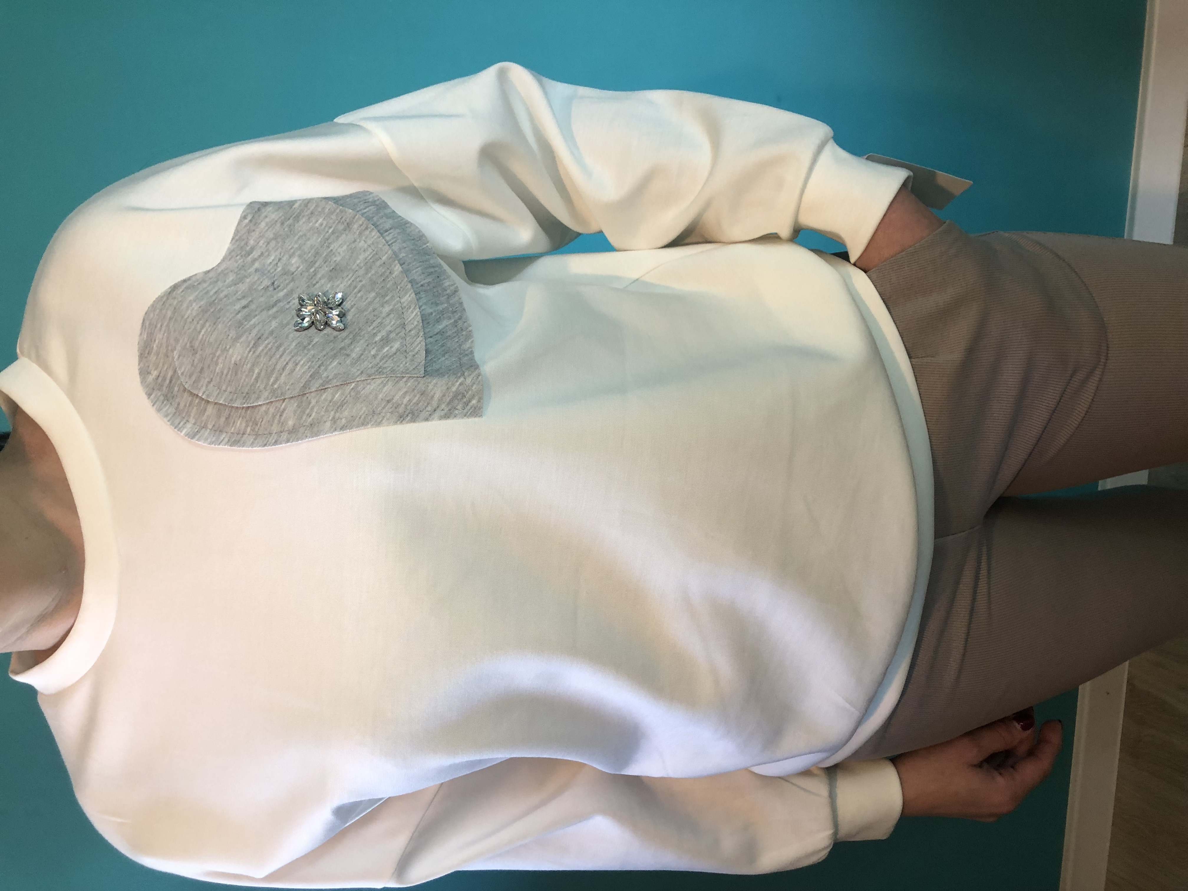 Biała bluza z sercem