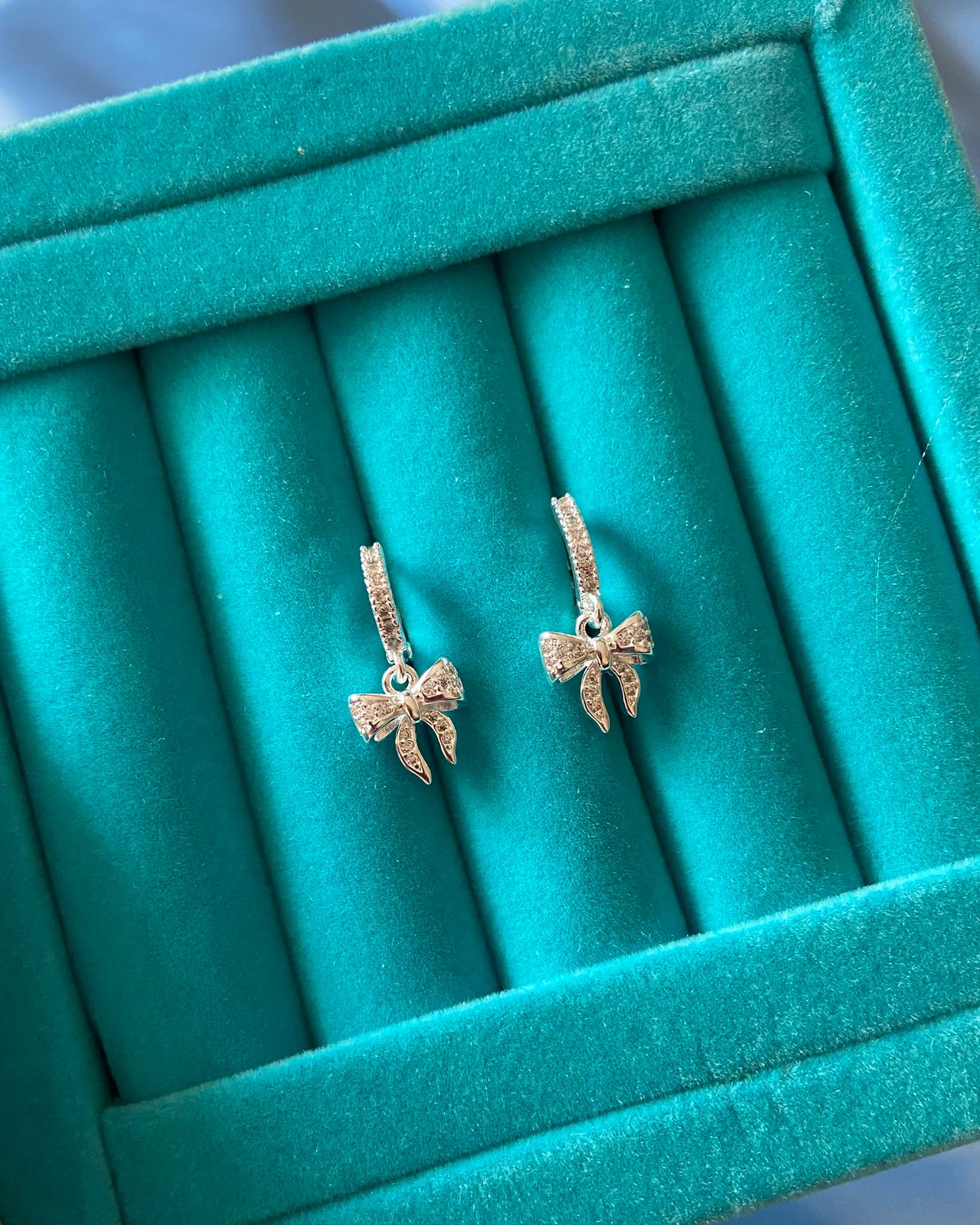 Brinco Laço Cravejado