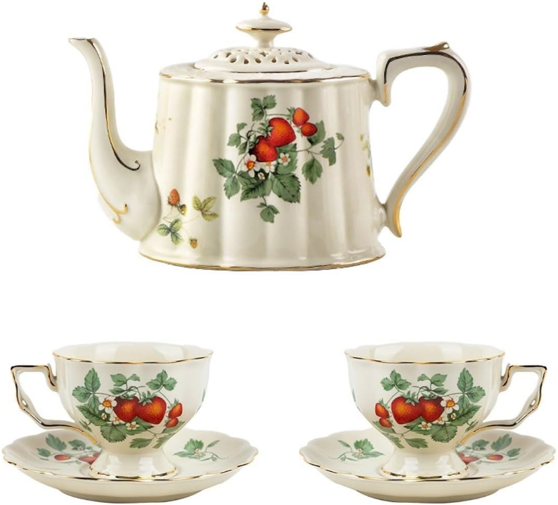 British Style Porcelain Tea Set, Ceramic Strawberry Pattern Tea Pot, Cups, and Saucers Present Set, 900ml Teapot, 220ml Cups, Ideal for Afternoon Tea, Weddings