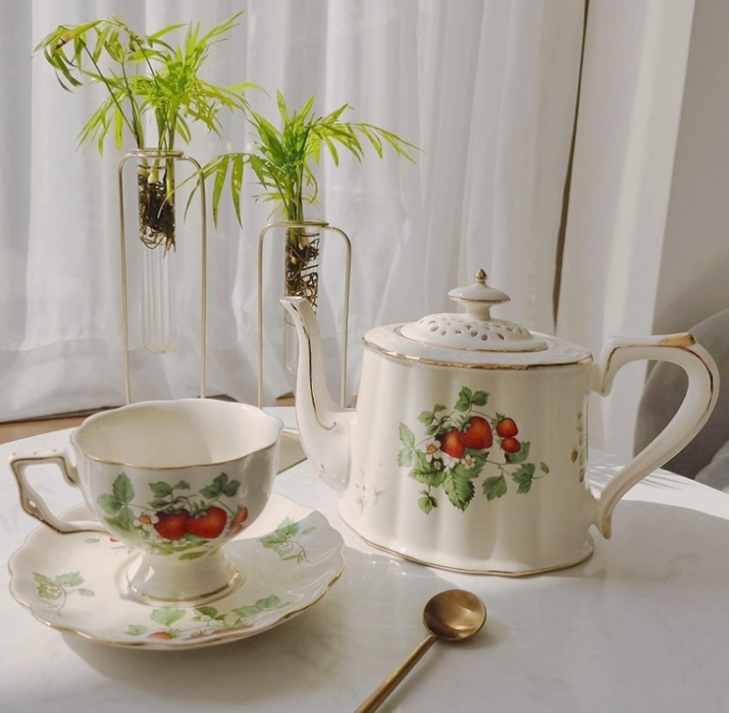 British Style Porcelain Tea Set, Ceramic Strawberry Pattern Tea Pot, Cups, and Saucers Present Set, 900ml Teapot, 220ml Cups, Ideal for Afternoon Tea, Weddings