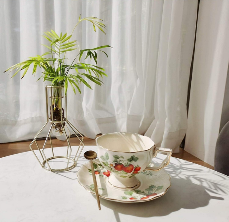 British Style Porcelain Tea Set, Ceramic Strawberry Pattern Tea Pot, Cups, and Saucers Present Set, 900ml Teapot, 220ml Cups, Ideal for Afternoon Tea, Weddings