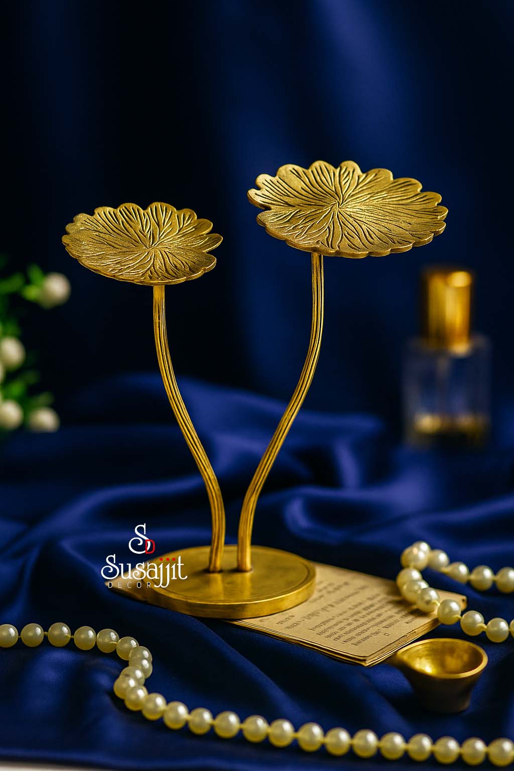 Brass Lotus Leaf Decor Stand - Exquisite Decor Item / Showpiece for Home Decor