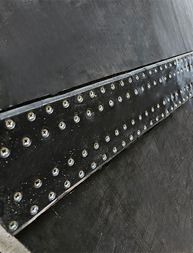 Agrafe souple à visser 