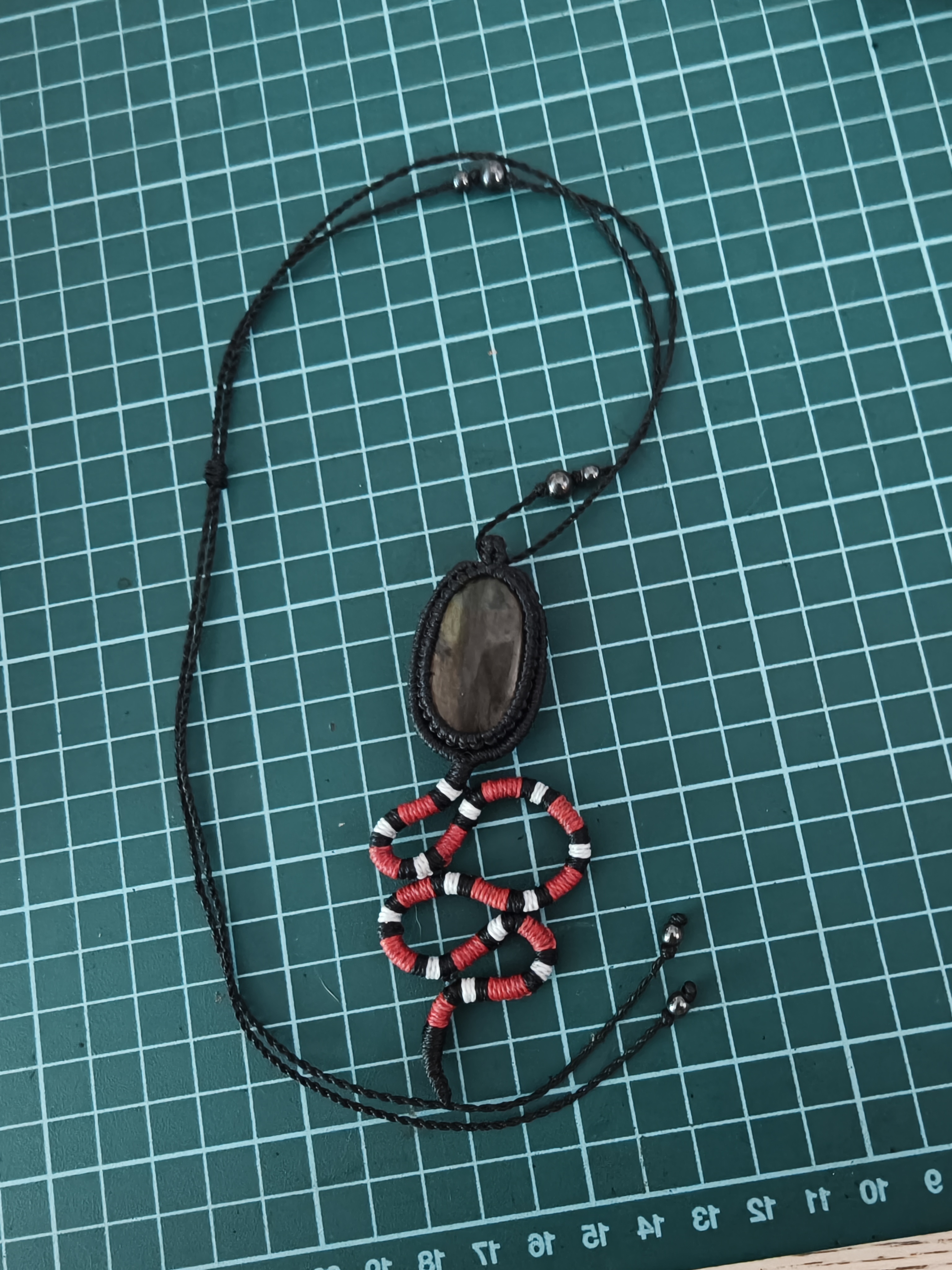 Coral snake necklace - Labradortie