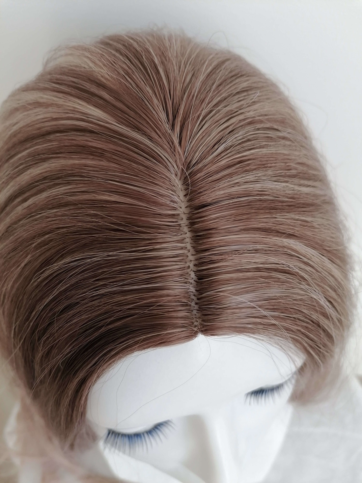 Perukas Nr. 1038(1) latte spalva, banguotas, vos pastebimos šviesesnės sruogos, ilgis 70cm