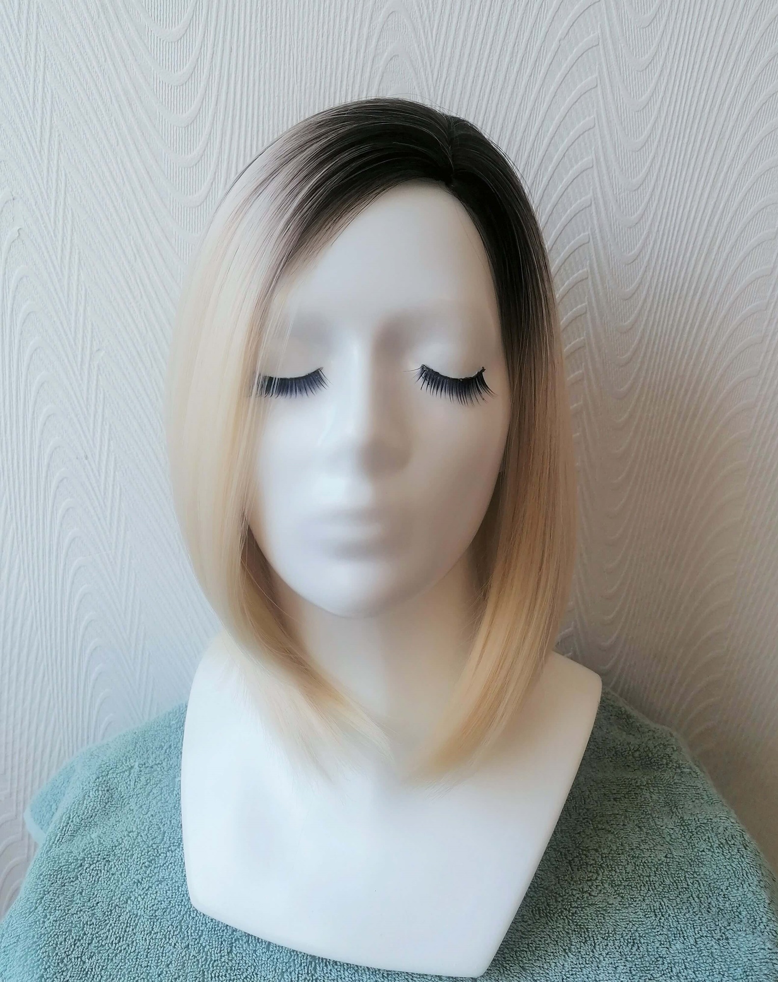 Perukas Nr.168 blond kare kirpimas, skyrimas šone, ombre efektas