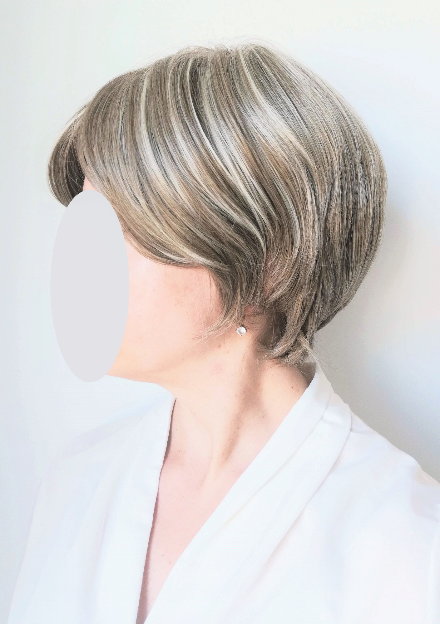 Perukas Nr. 386  trumpų plaukų, natūrali spalva su sruogelėmis