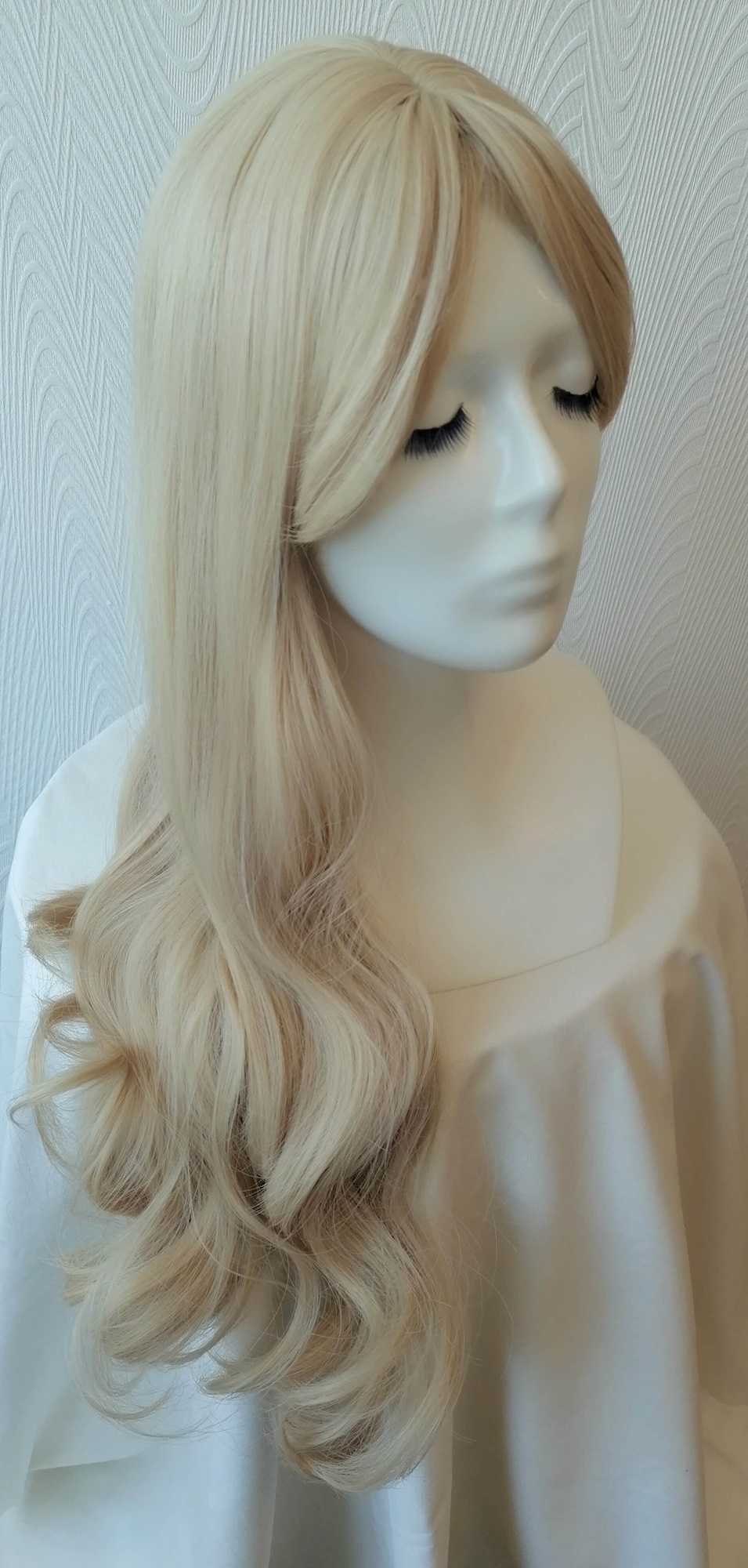 Perukas Nr. 270(1) banguotas blond su kirpčiukais, ilgis 75cm