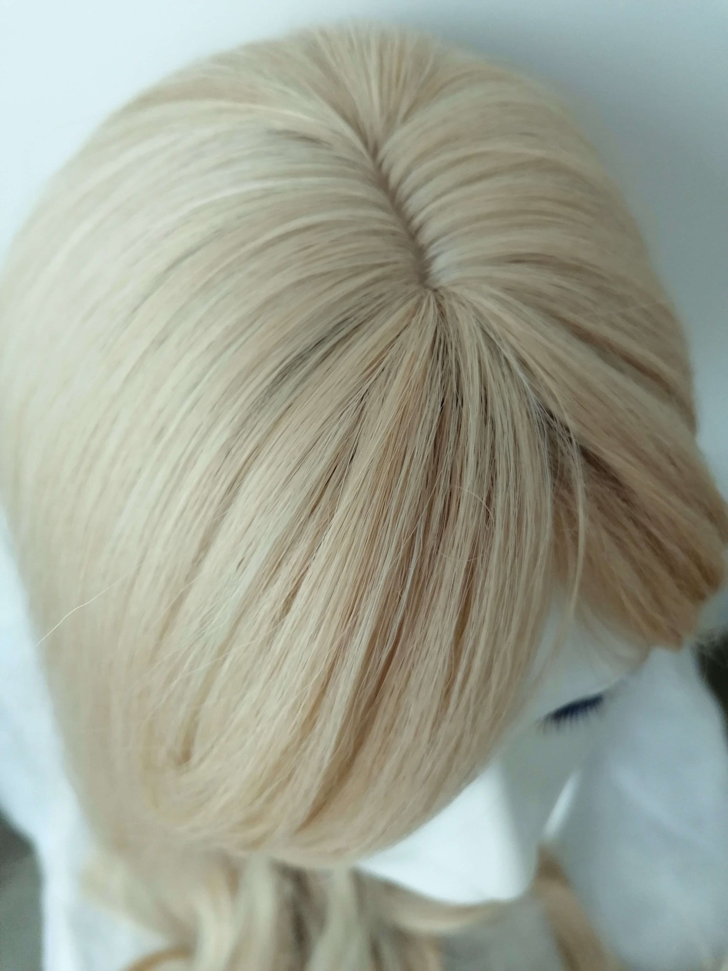 Perukas Nr. 270(1) banguotas blond su kirpčiukais, ilgis 75cm